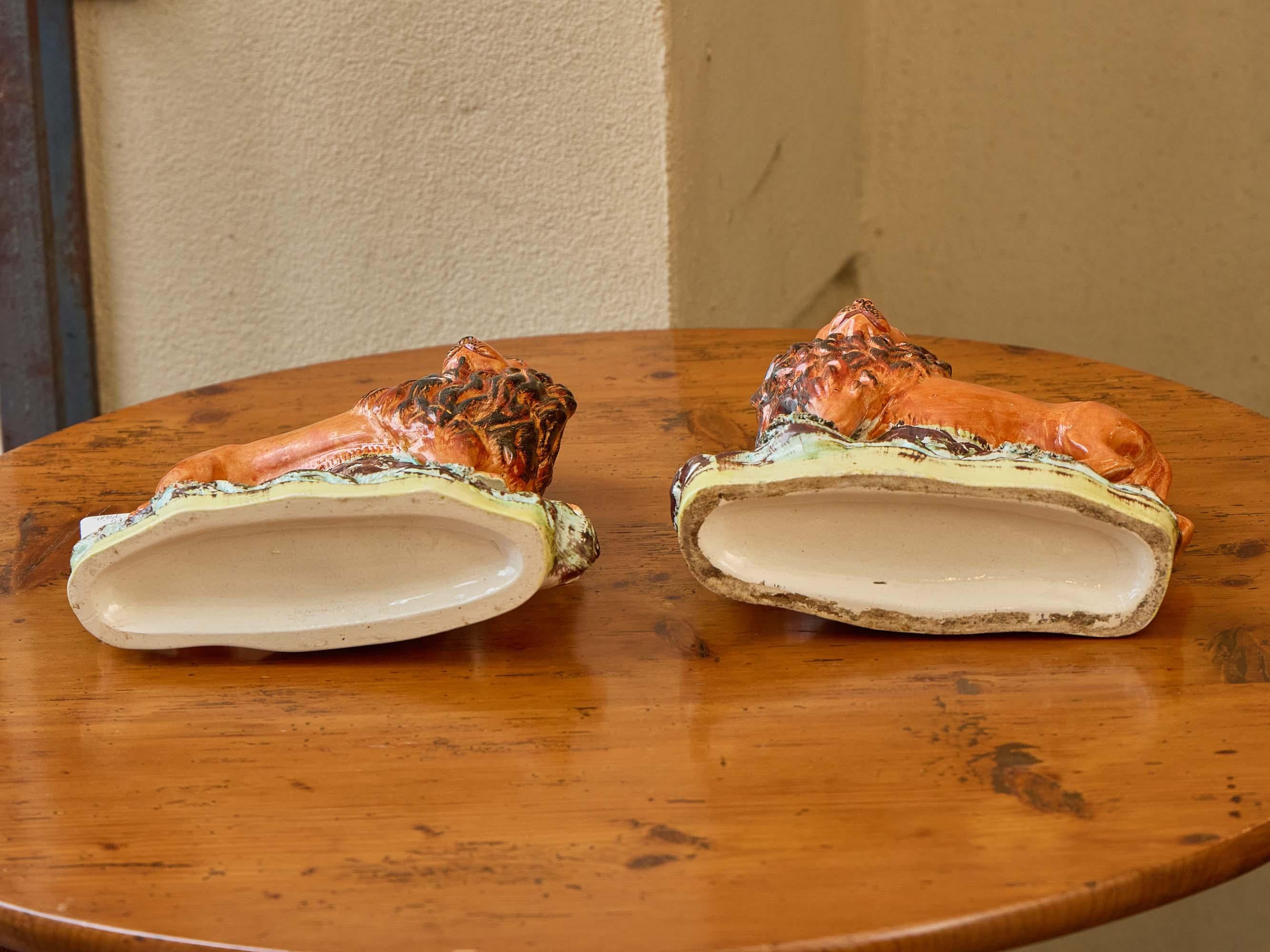 Ein Paar Staffordshire-Töpferlöwen aus den 1870er Jahren mit reicher Glasur und ausdrucksstarker Miene (19. Jahrhundert) im Angebot