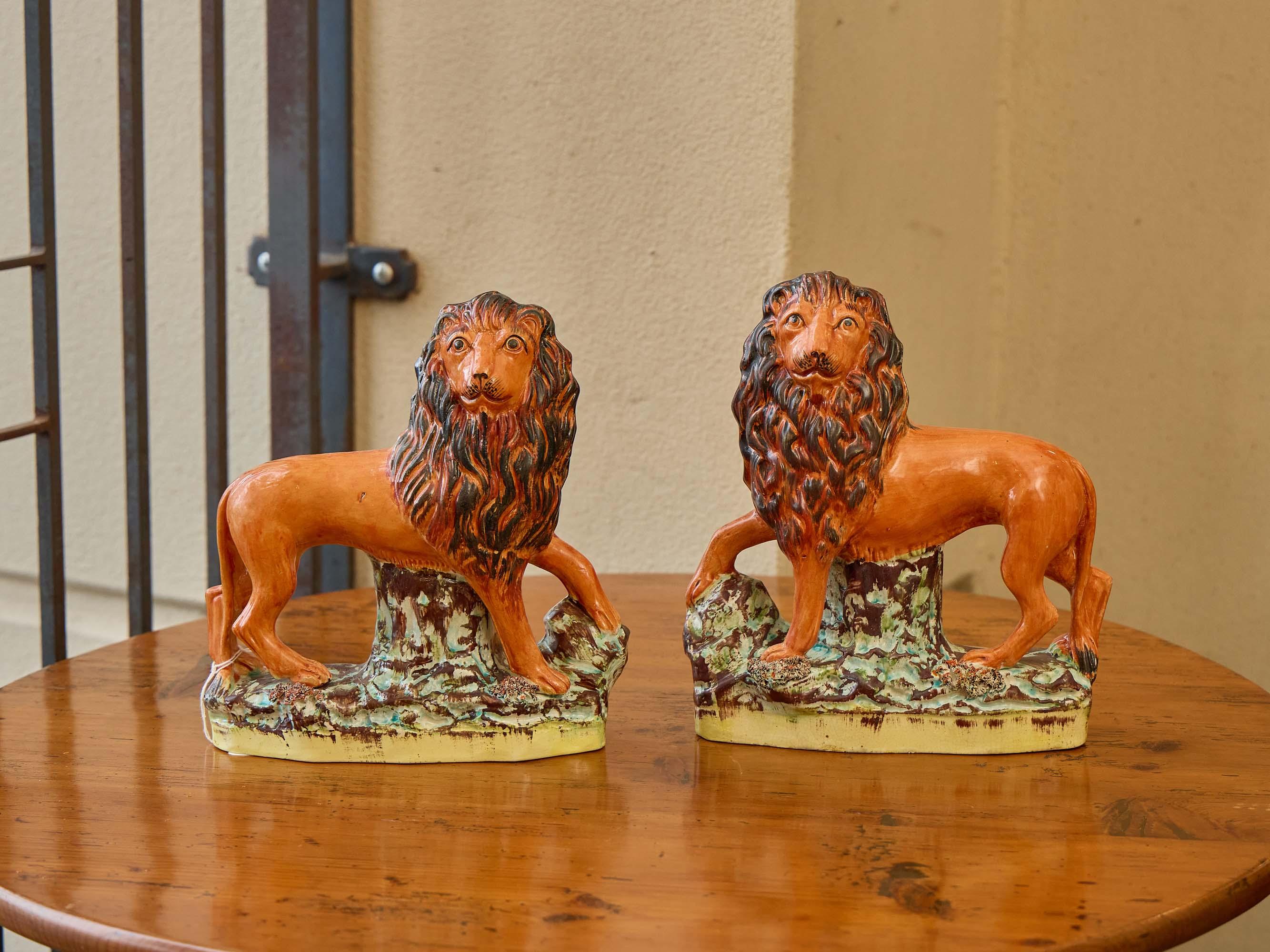 Ein Paar Staffordshire-Töpferlöwen aus den 1870er Jahren mit reicher Glasur und ausdrucksstarker Miene (Töpferwaren) im Angebot
