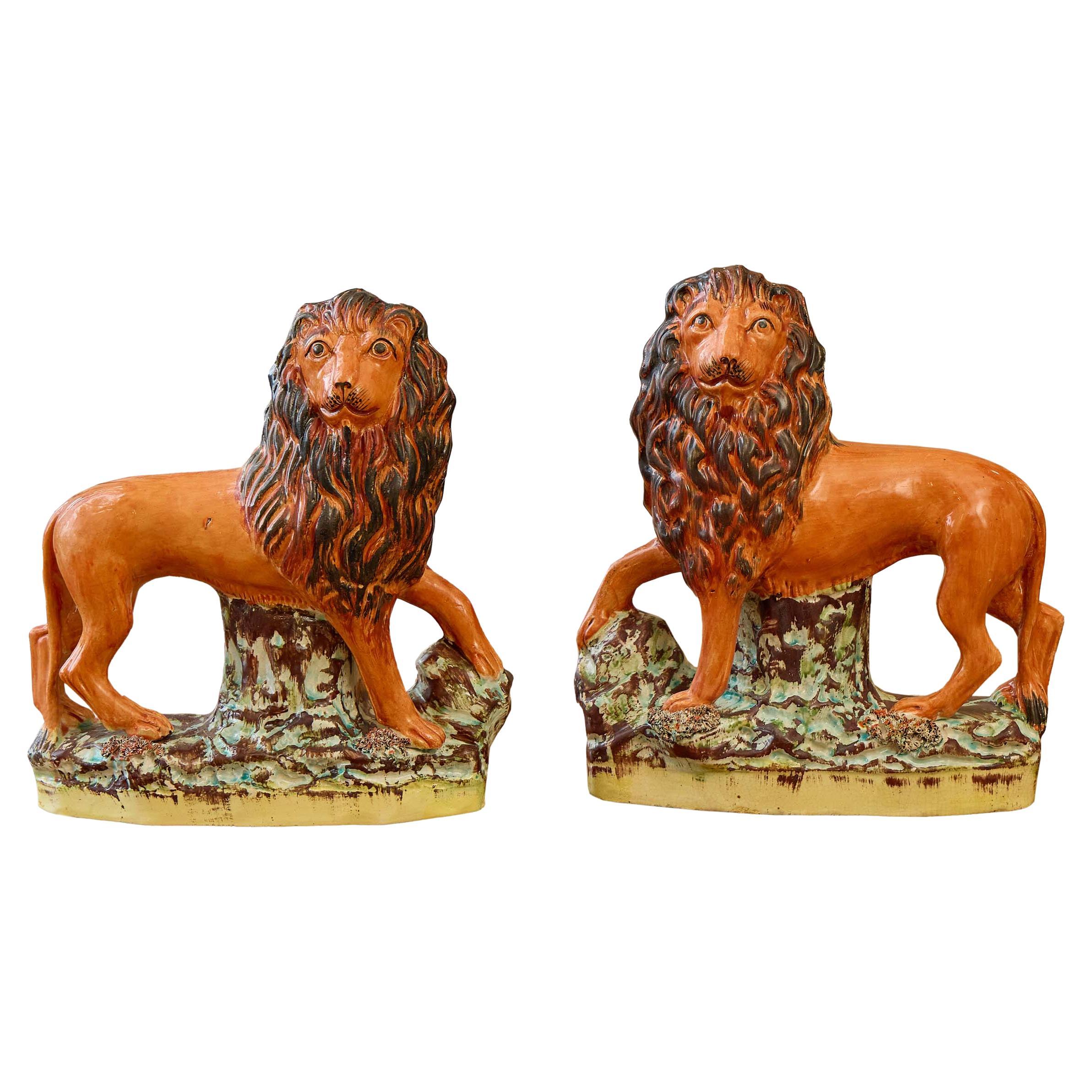 Ein Paar Staffordshire-Töpferlöwen aus den 1870er Jahren mit reicher Glasur und ausdrucksstarker Miene im Angebot