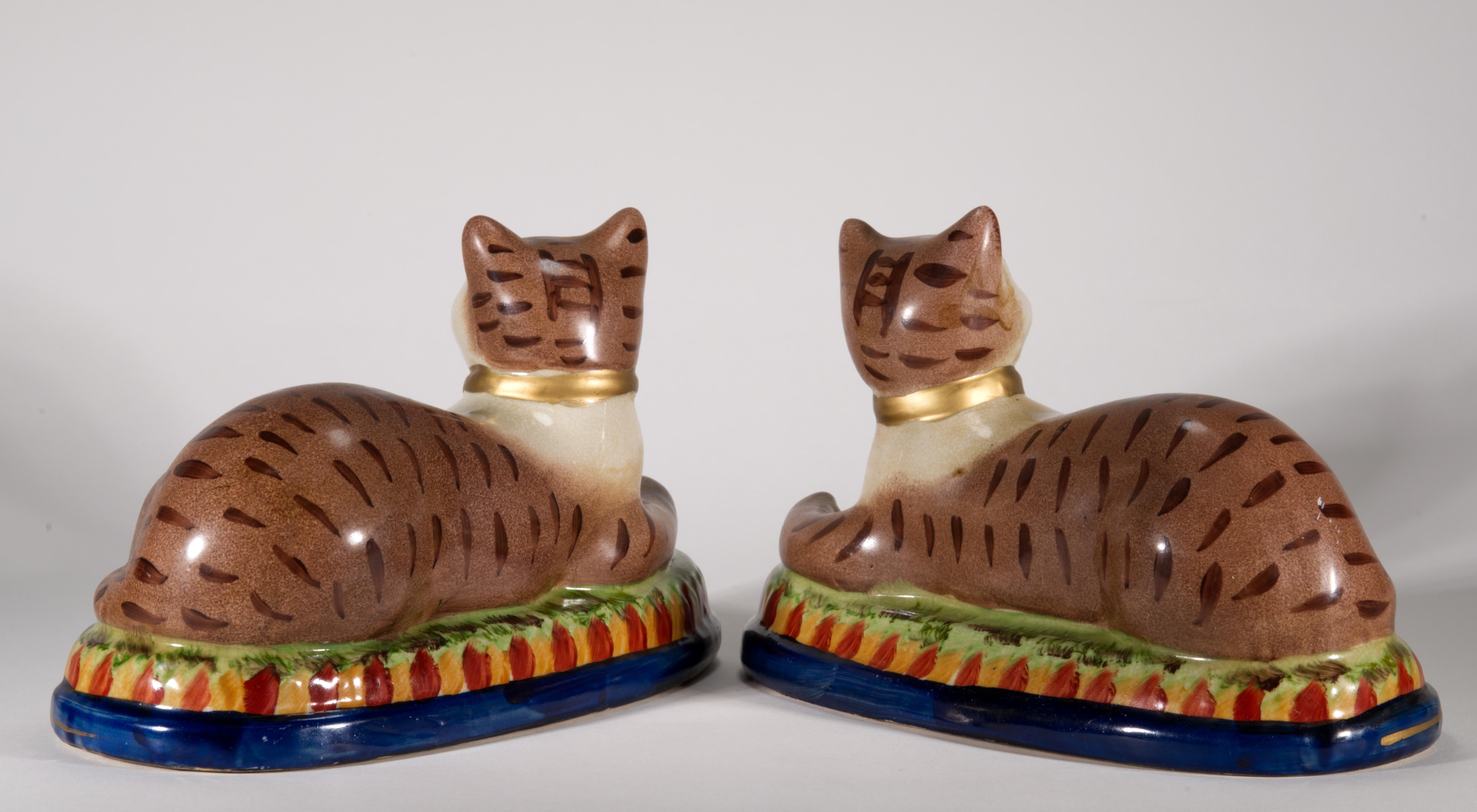 Paar Staffordshire-Katzen auf Kissen liegend, Vintage im Angebot 3