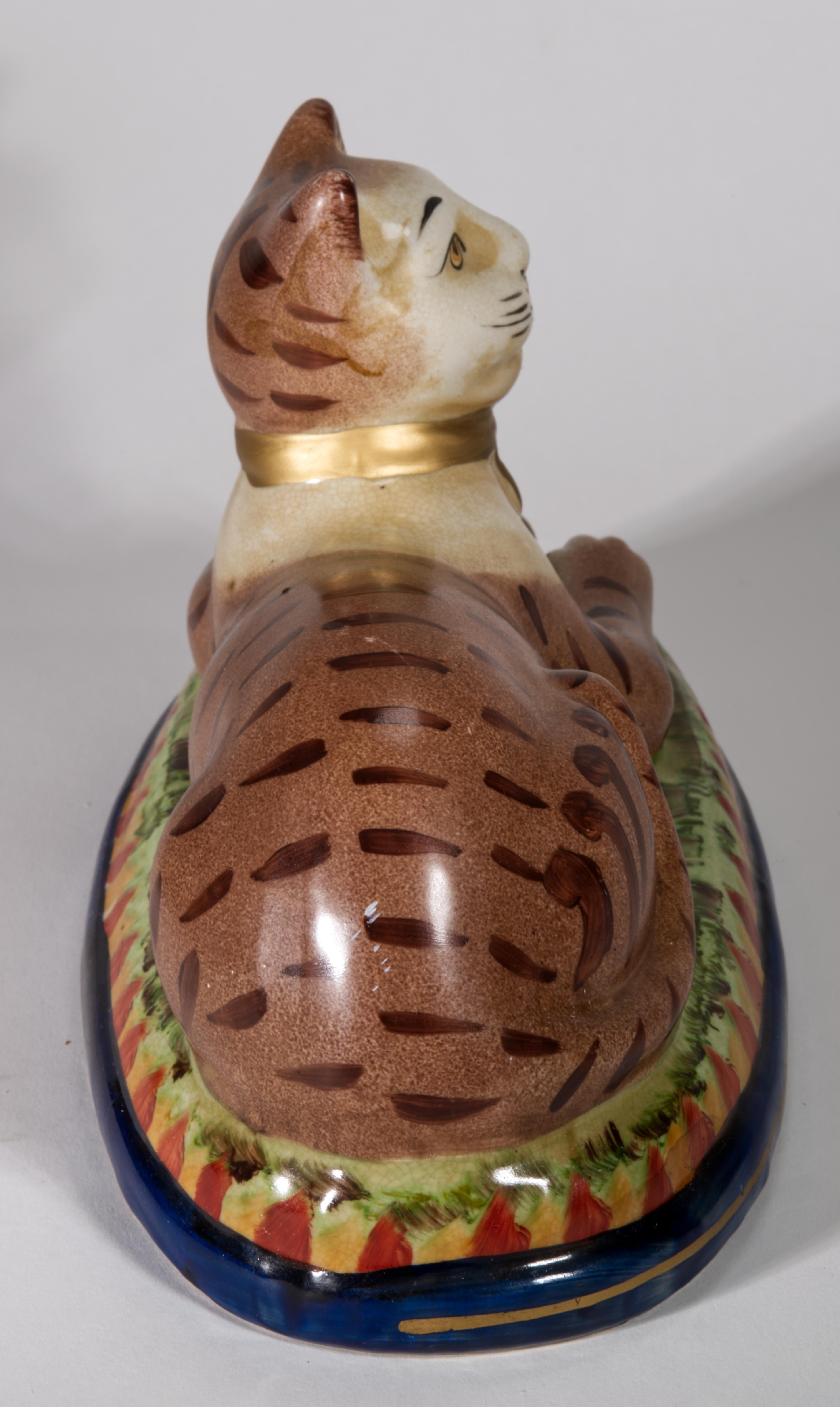 Paar Staffordshire-Katzen auf Kissen liegend, Vintage im Angebot 4