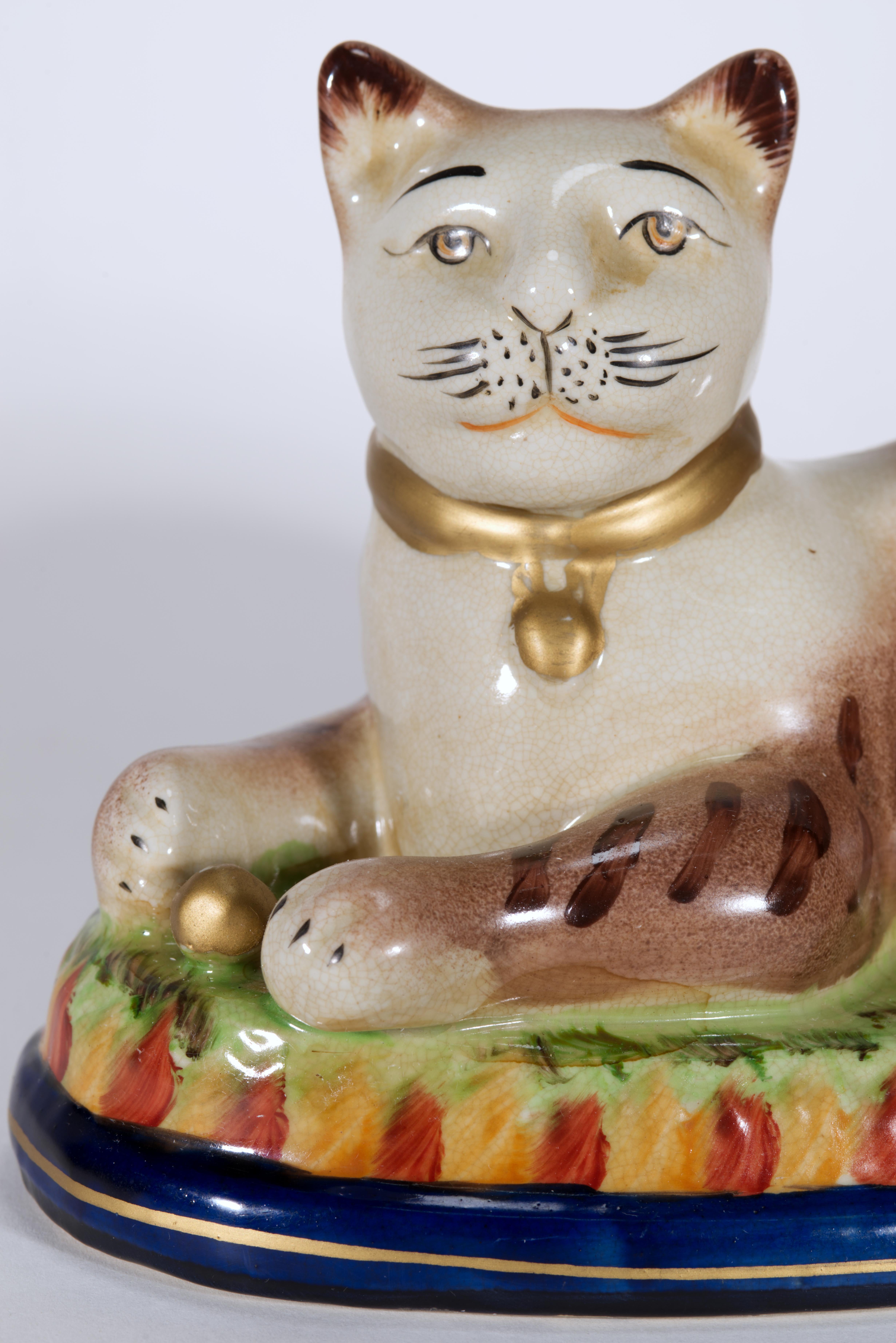 Paar Staffordshire-Katzen auf Kissen liegend, Vintage (Viktorianisch) im Angebot