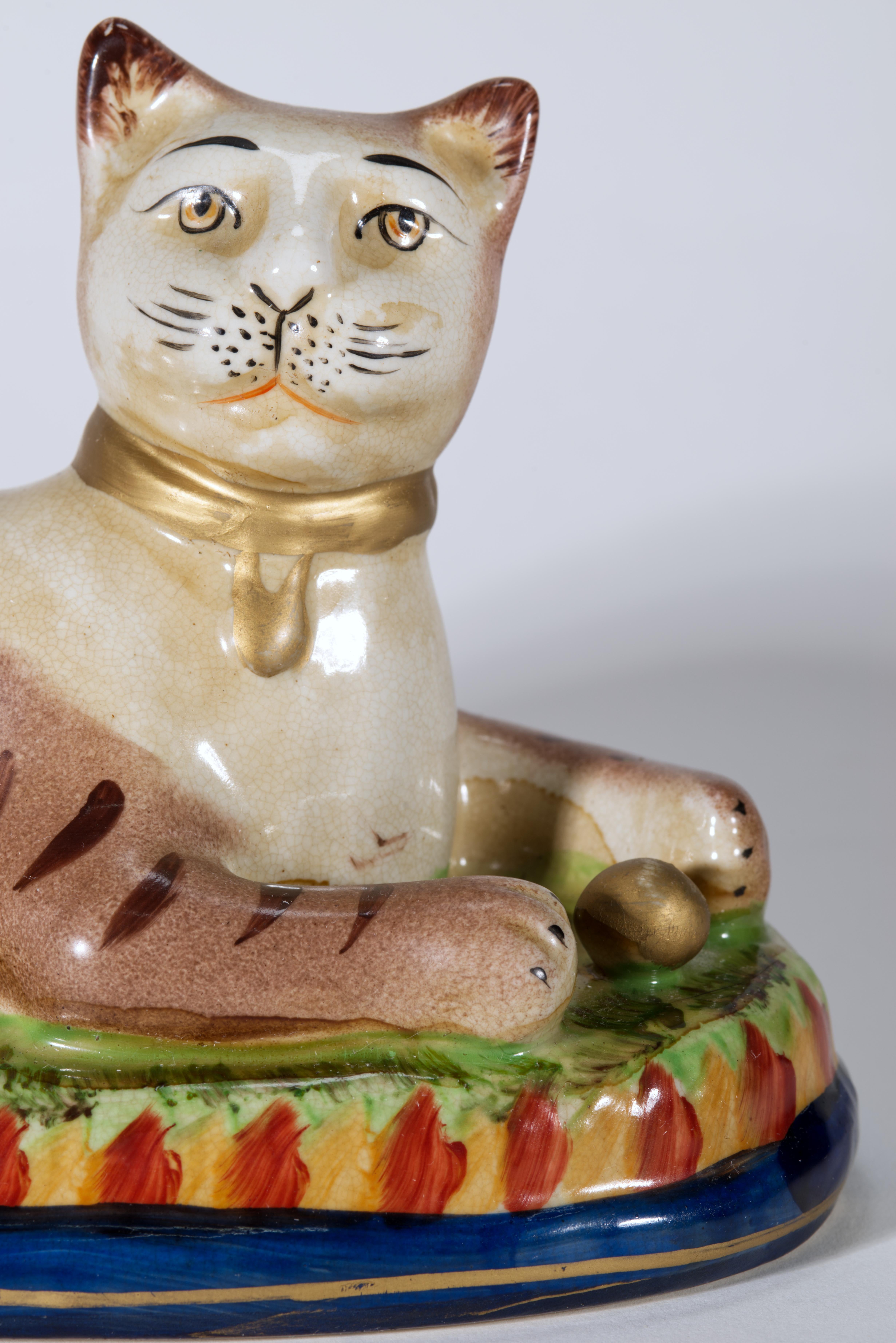 Paar Staffordshire-Katzen auf Kissen liegend, Vintage (Glasiert) im Angebot