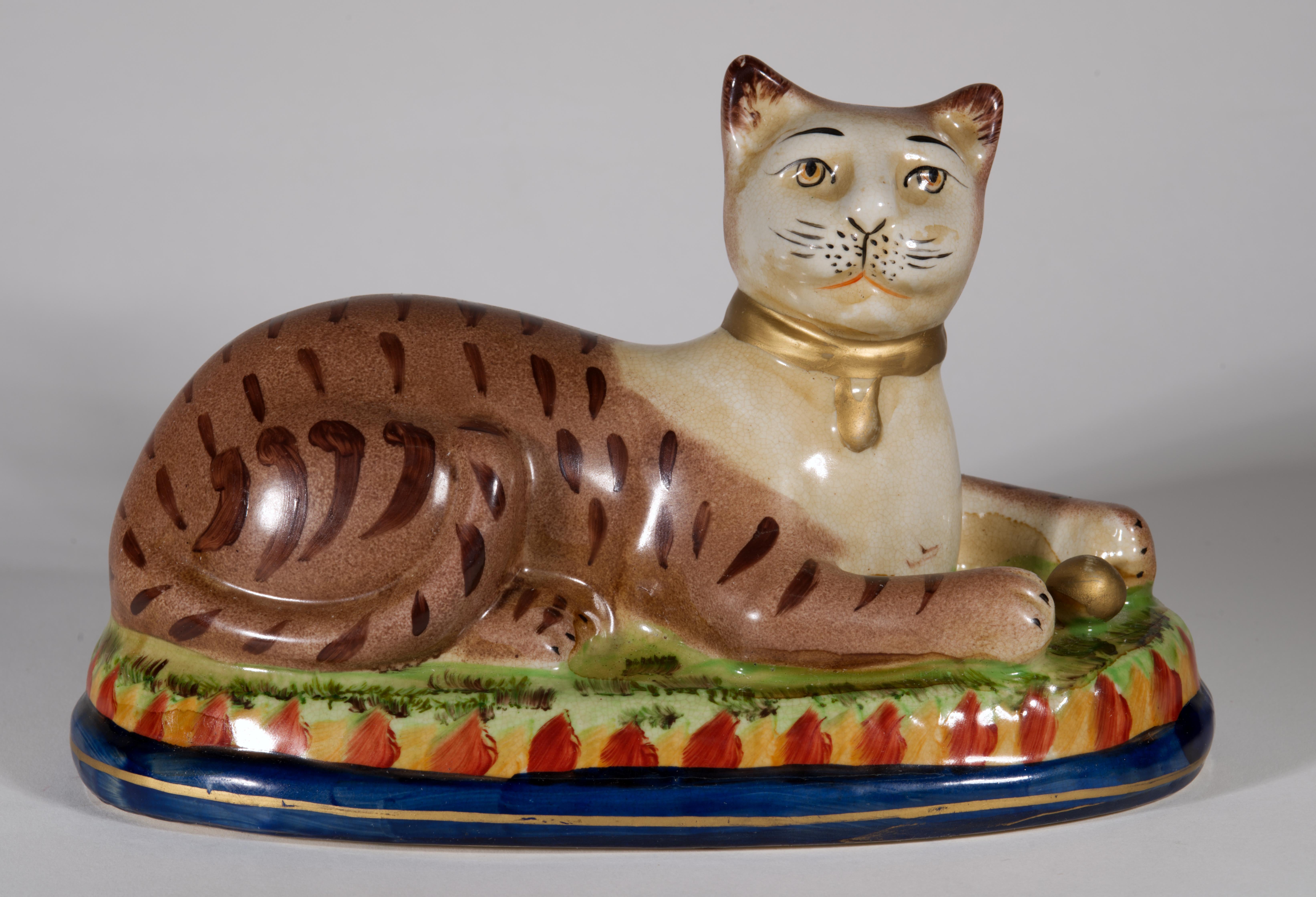 Paar Staffordshire-Katzen auf Kissen liegend, Vintage (20. Jahrhundert) im Angebot