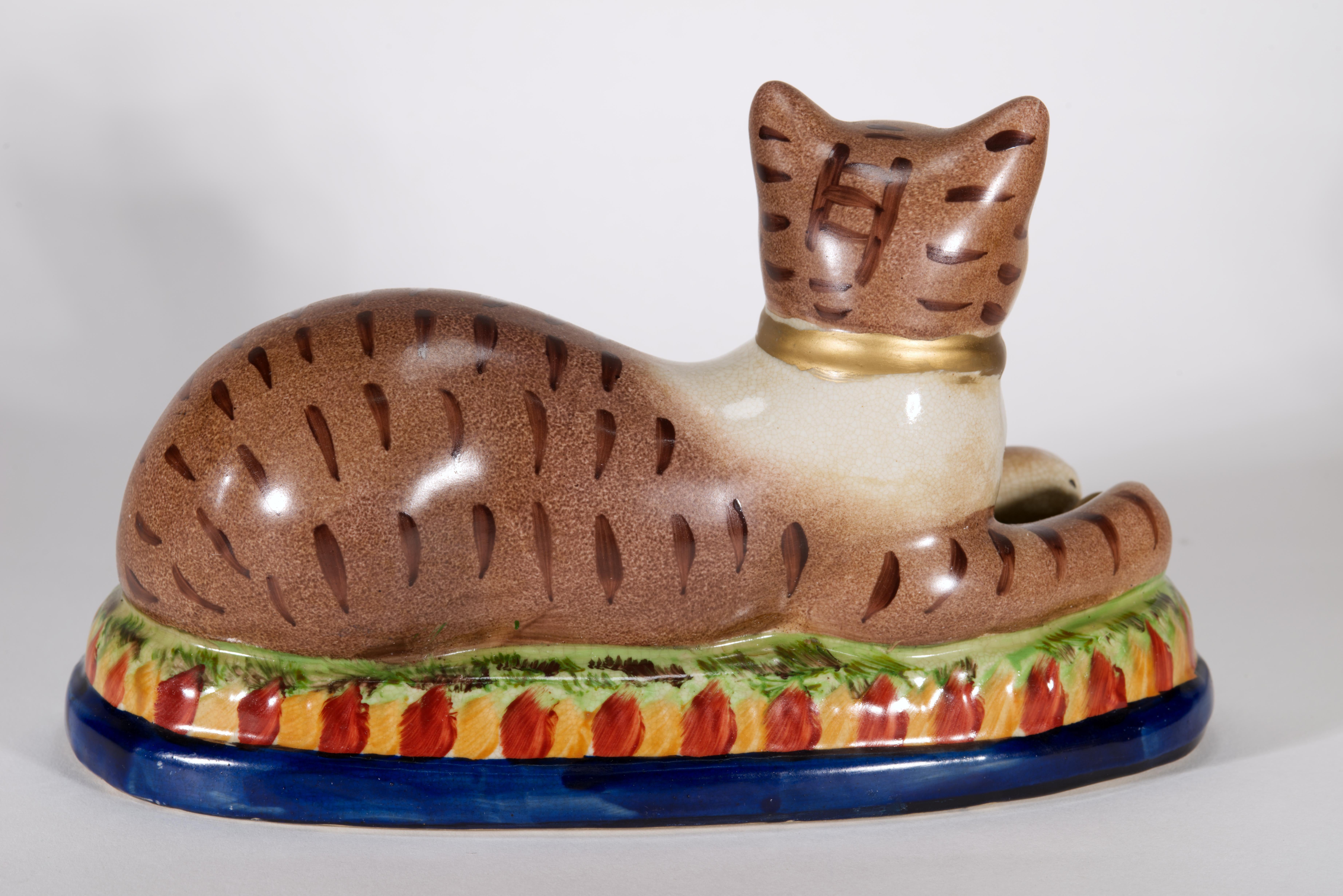 Paar Staffordshire-Katzen auf Kissen liegend, Vintage (Keramik) im Angebot