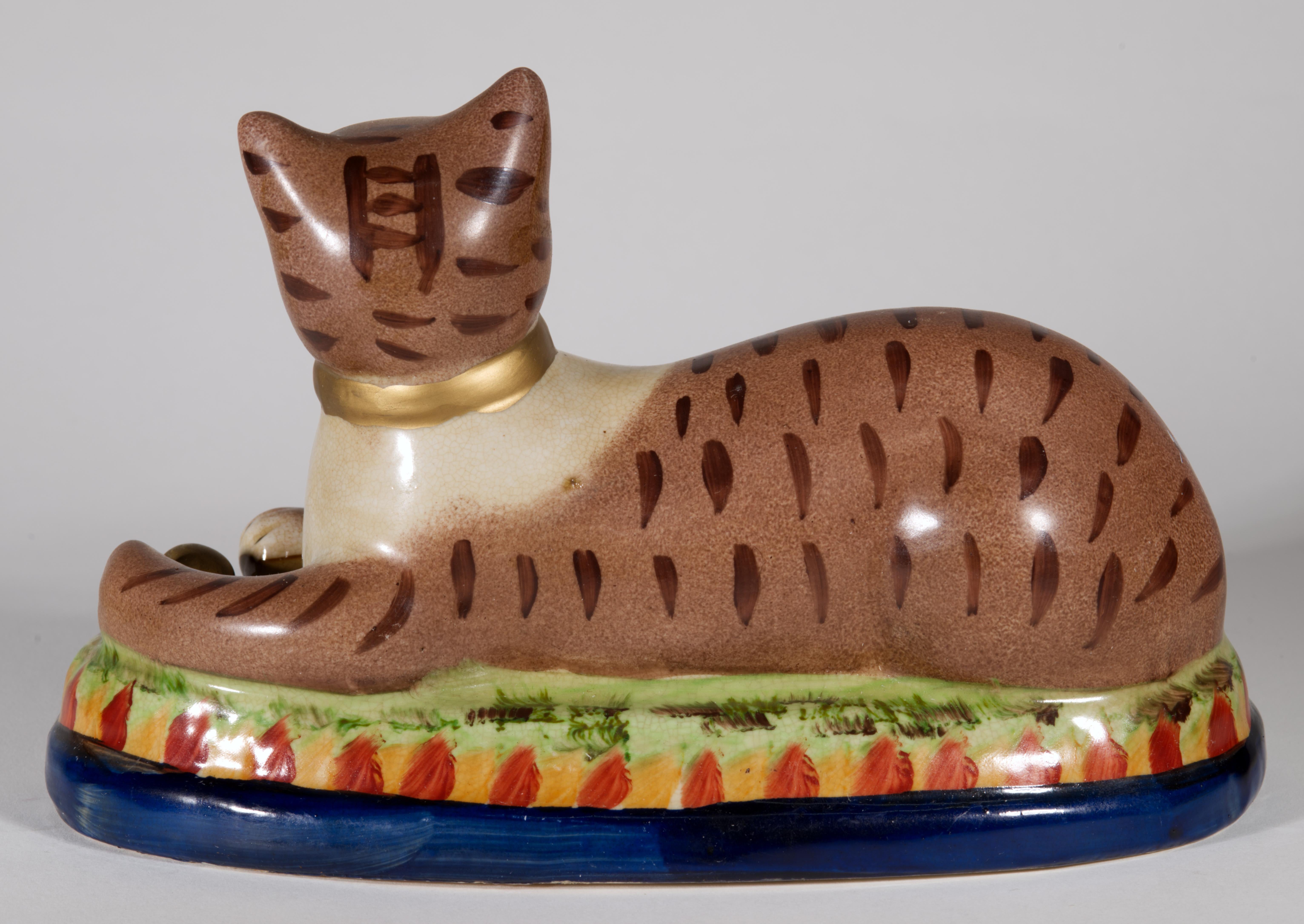 Paar Staffordshire-Katzen auf Kissen liegend, Vintage im Angebot 1
