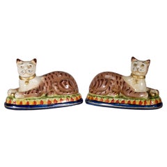 Pareja de gatos de Staffordshire reclinados sobre cojines, Vintage