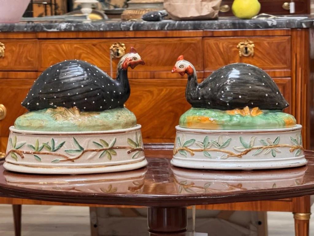 Rare paire de soupières à pintade en Staffordshire, 19e siècle. Les oiseaux tachetés sont assis sur une végétation verte formant les couvercles, la base étant ornée d'un motif feuillu.  Quelques réparations anciennes, mais bien faites et une paire