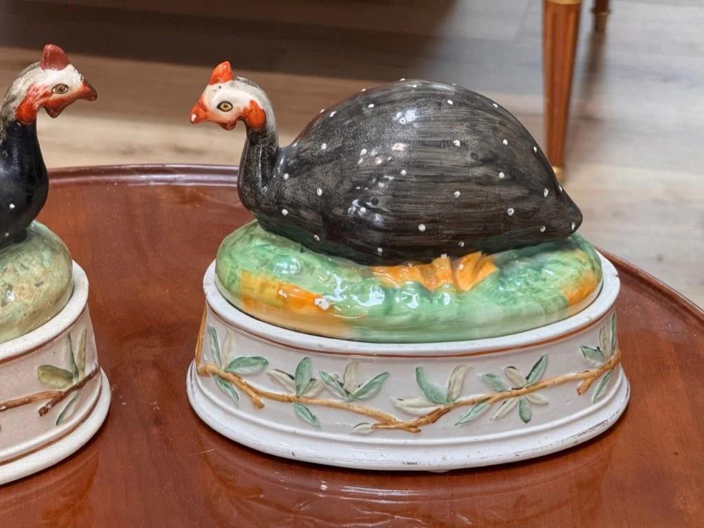 Inconnu Paire de soupières Staffordshire Guinea Fowl 19ème siècle en vente