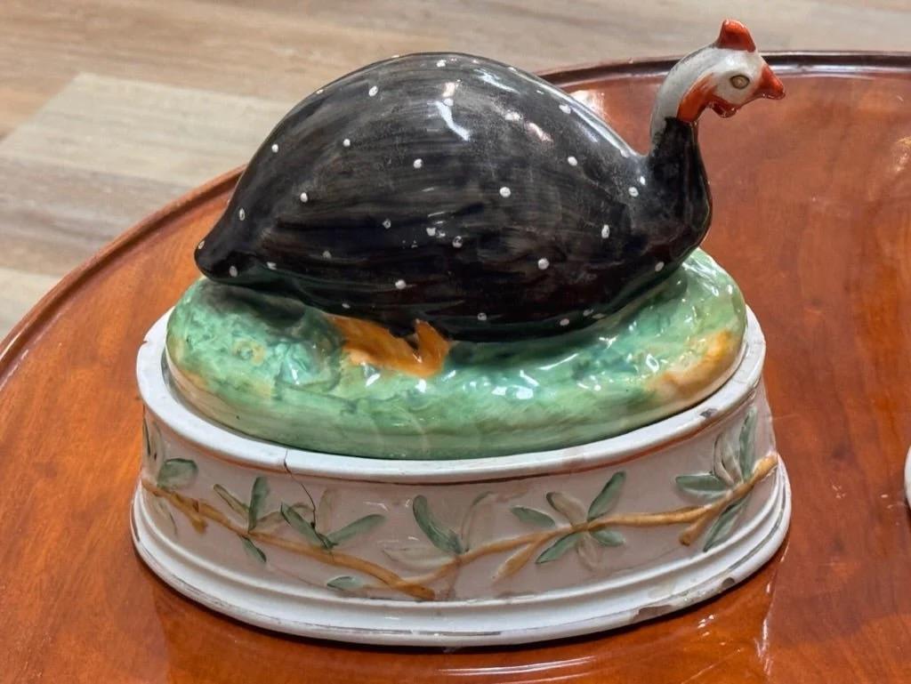 Paire de soupières Staffordshire Guinea Fowl 19ème siècle Bon état - En vente à Charlottesville, VA