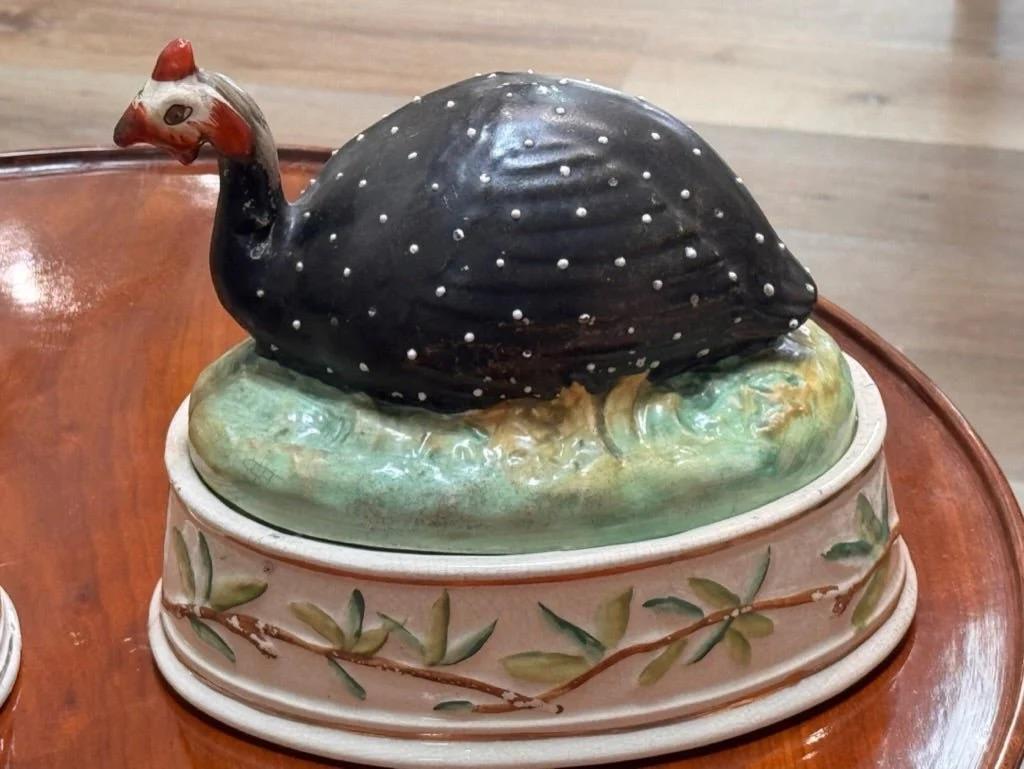 Céramique Paire de soupières Staffordshire Guinea Fowl 19ème siècle en vente