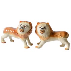 Pareja de leones de Staffordshire Antiguos ingleses, hacia 1860