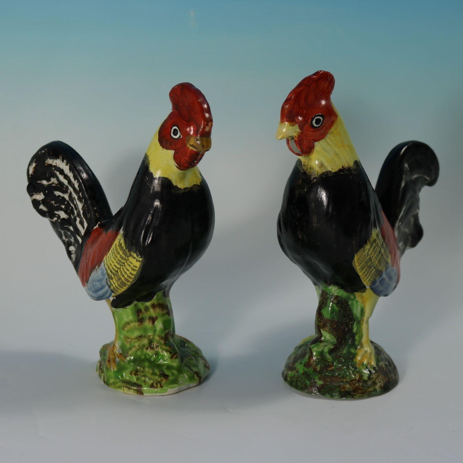 Coppia di figure in ceramica perlata dello Staffordshire con galli o galletti dai colori vivaci, su una base circolare. Decorato 