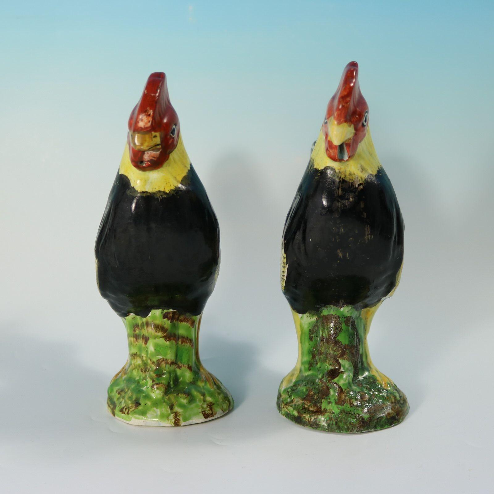 Coppia di figure di galletti in ceramica perlata dello Staffordshire In condizioni buone in vendita a Chelmsford, Essex
