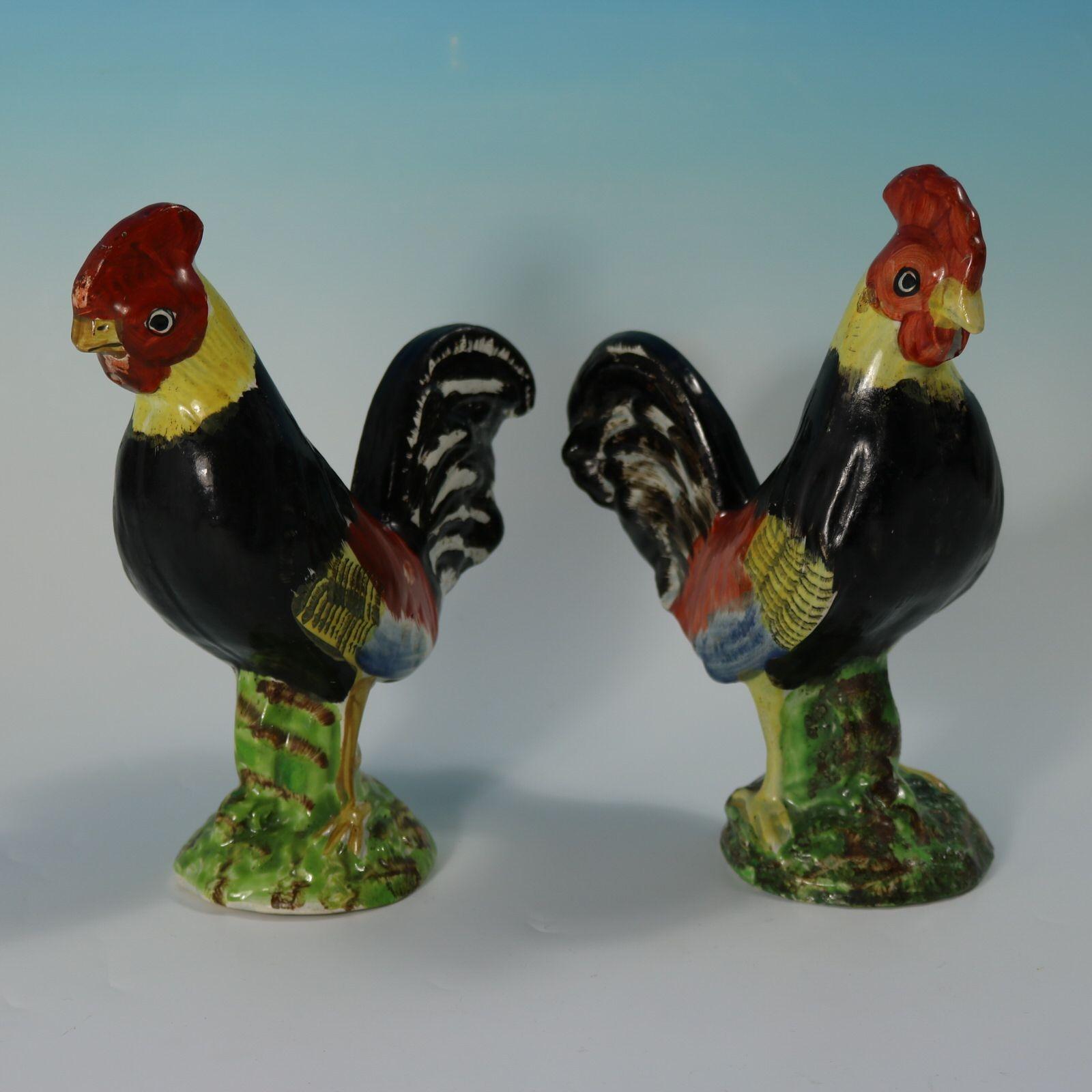 Inizio XIX secolo Coppia di figure di galletti in ceramica perlata dello Staffordshire in vendita