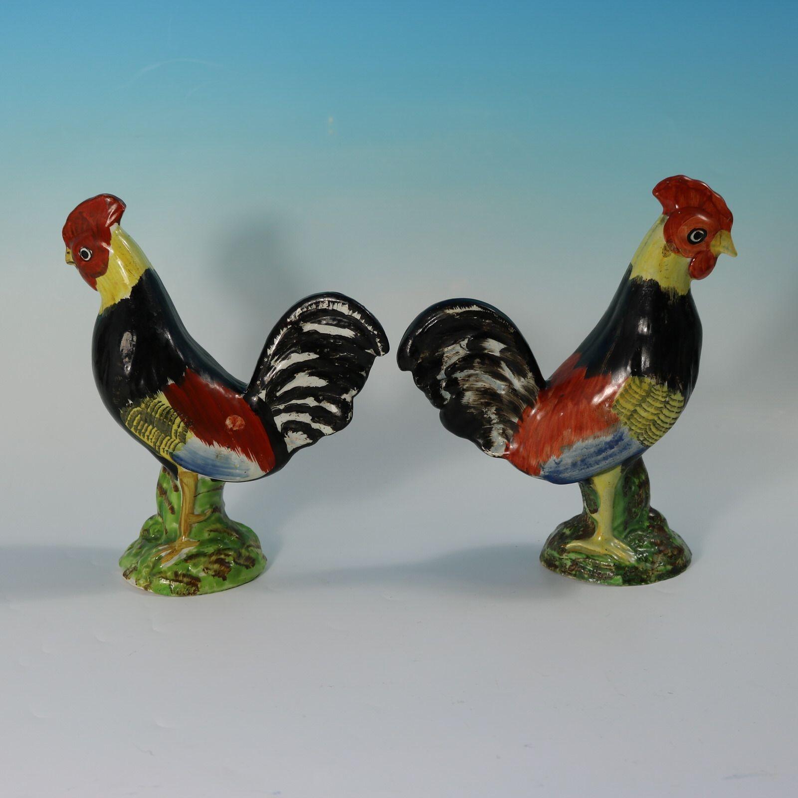 Cotto Coppia di figure di galletti in ceramica perlata dello Staffordshire in vendita