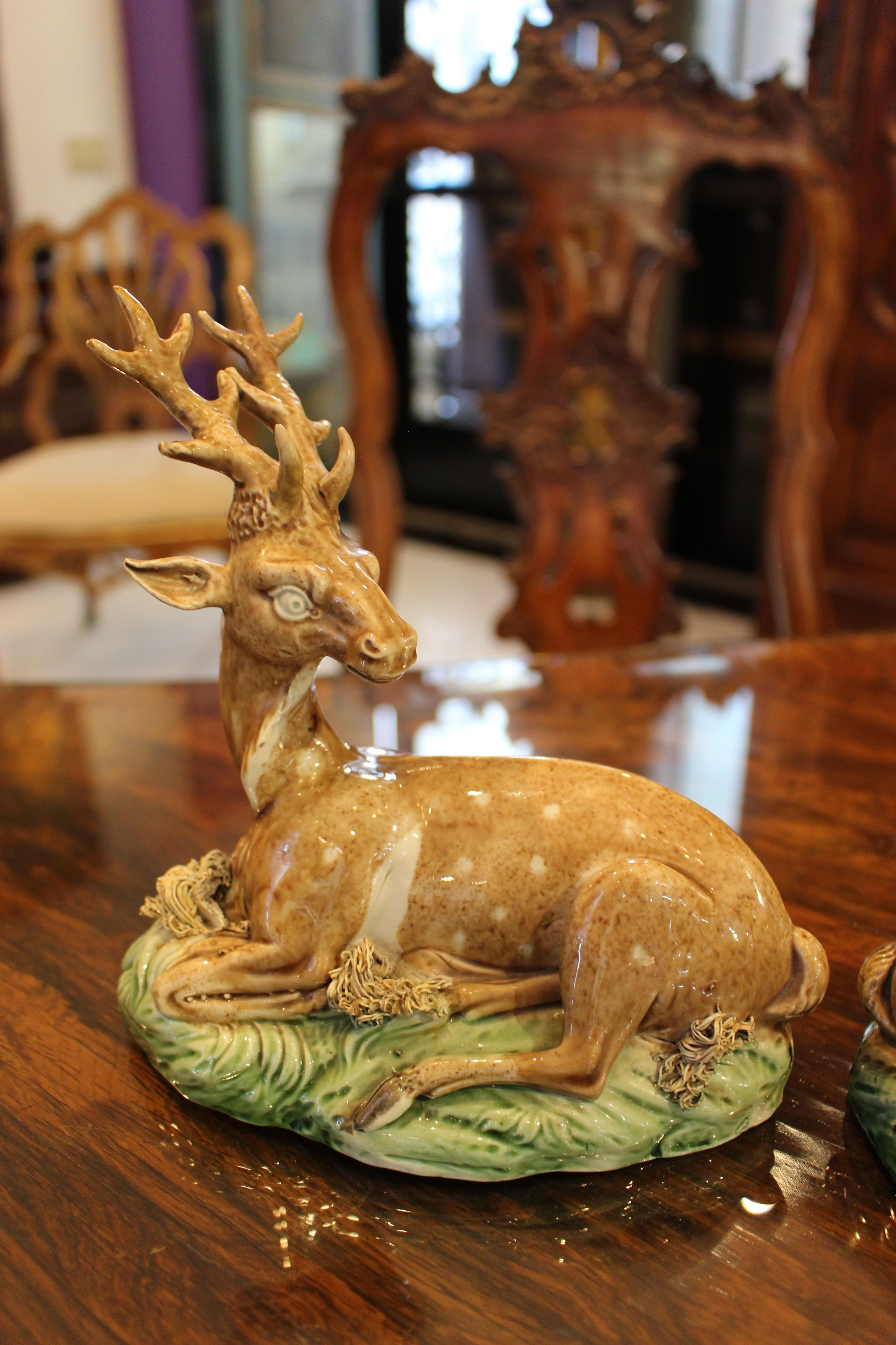 Paar Staffordshire Pearlware Modelle eines Hirsches und einer Hirschkuh, jeder gefleckte Hirsch auf einem grasbewachsenen Hügel liegend modelliert. Aus der Sammlung von Peggy und David Rockefeller, ca. 1770.