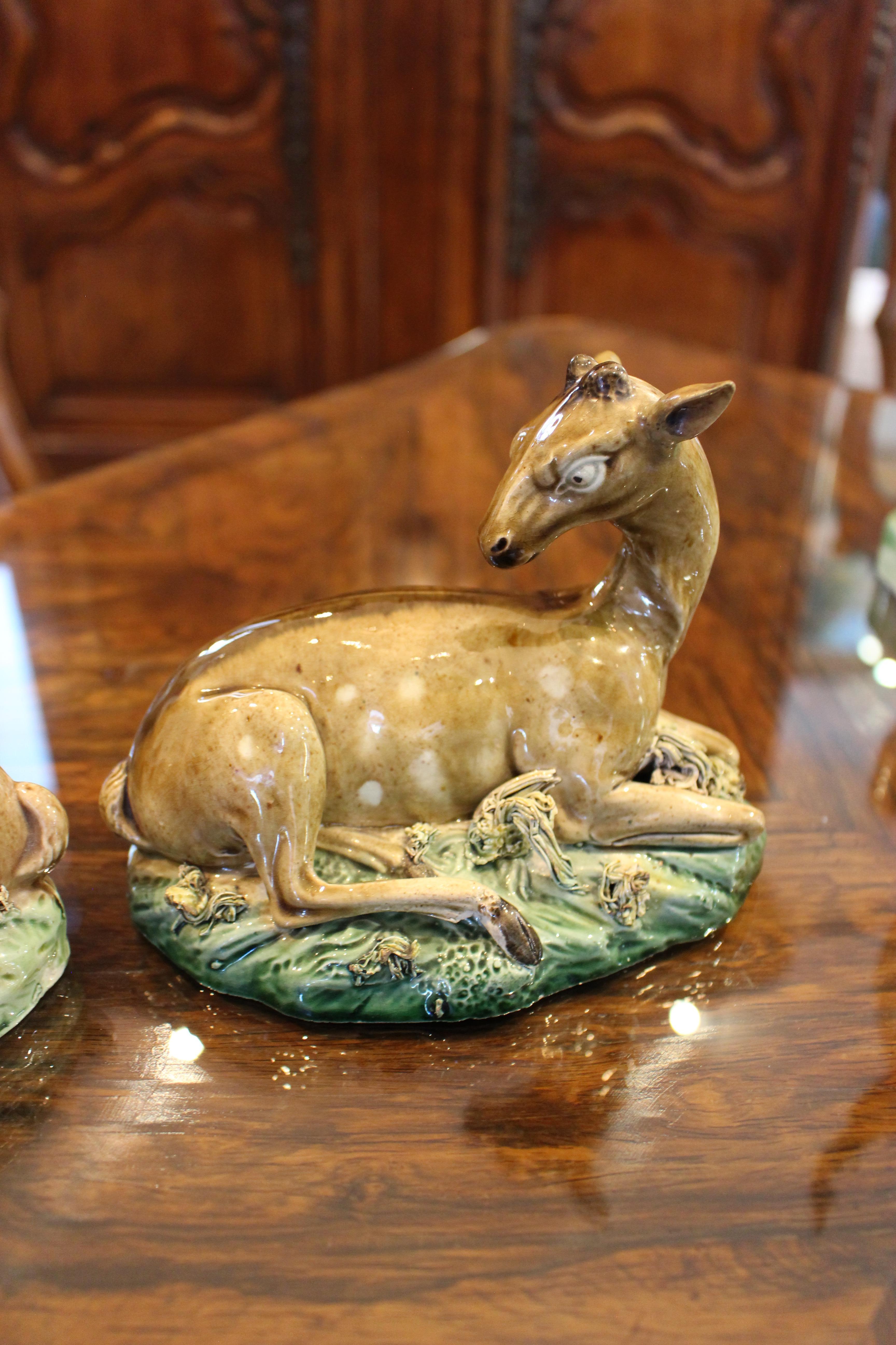 Paar Staffordshire-Perlenware-Modelle eines Hirsches und eines Hinds (Britisch) im Angebot