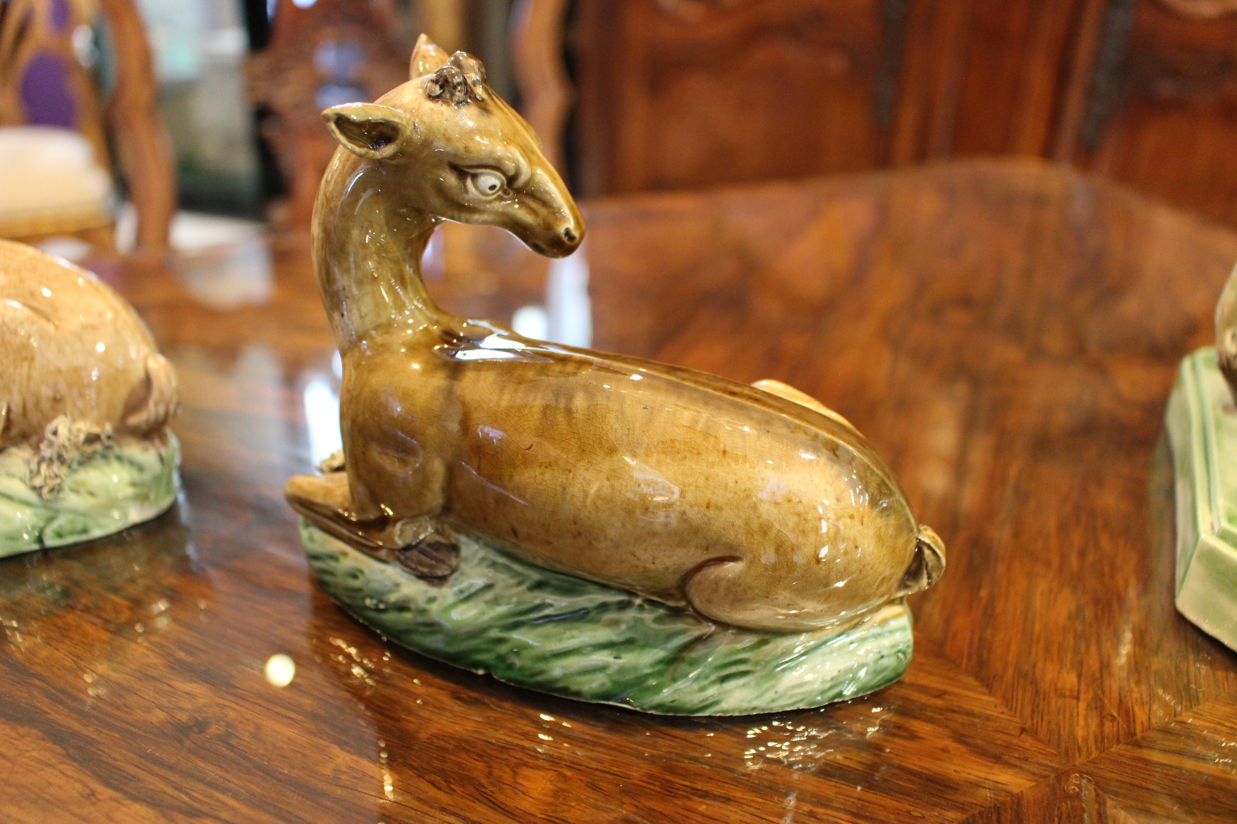 Paire de modèles en céramique perlée du Staffordshire représentant un cerf et un Hind Bon état - En vente à Palm Desert, CA