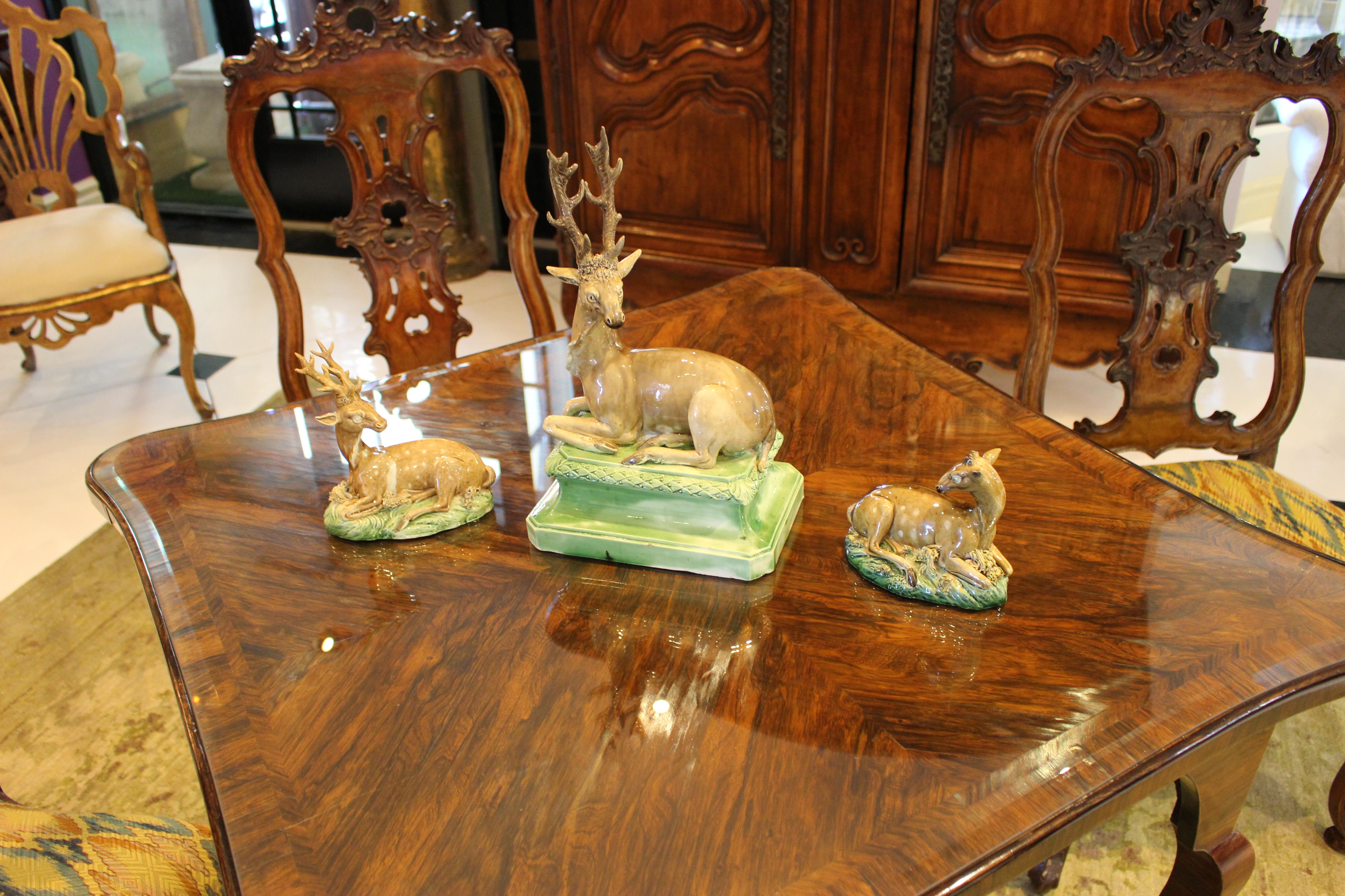 Paar Staffordshire-Perlenware-Modelle eines Hirsches und eines Hinds (Töpferwaren) im Angebot