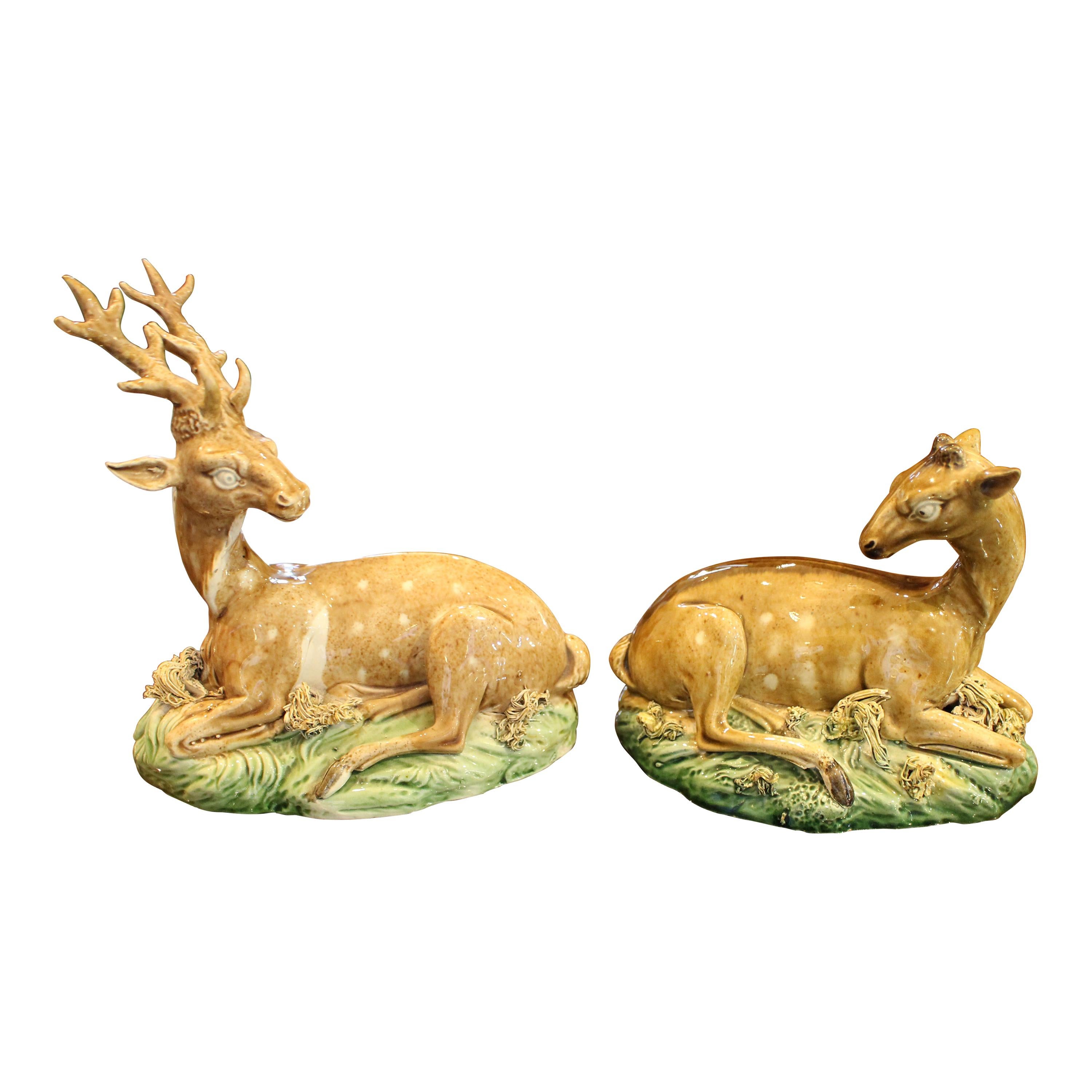 Paar Staffordshire-Perlenware-Modelle eines Hirsches und eines Hinds im Angebot