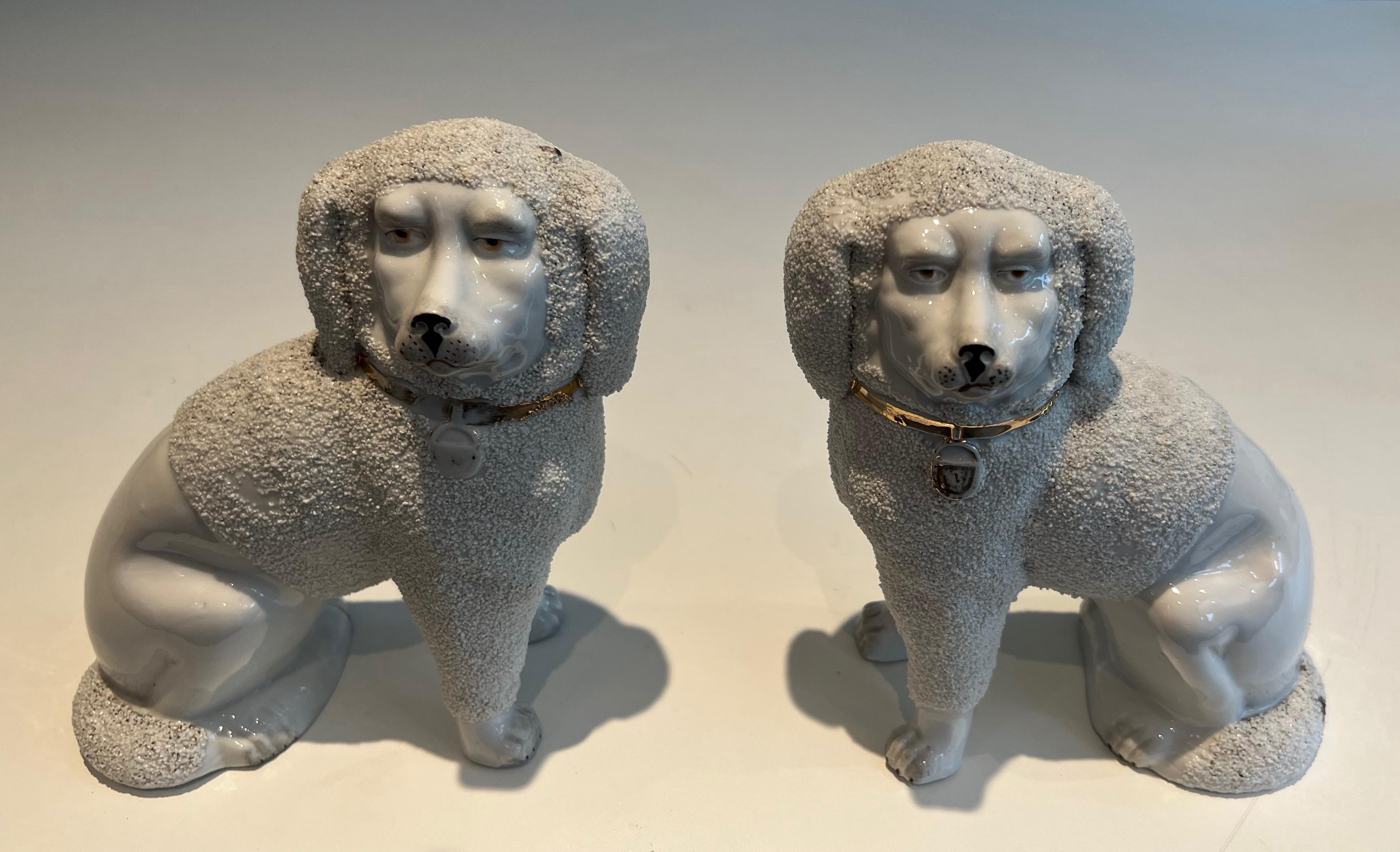 This fine pair of Staffordshire porcelain figurines represents Cavalier King Charles spaniel dogs. Thi is an English work. 19th Century.