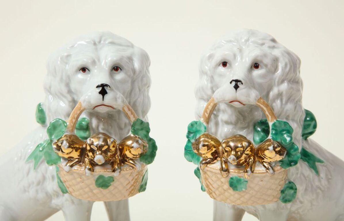 Britannique Paire de chiens en porcelaine du Staffordshire avec panier de chiens doré en vente