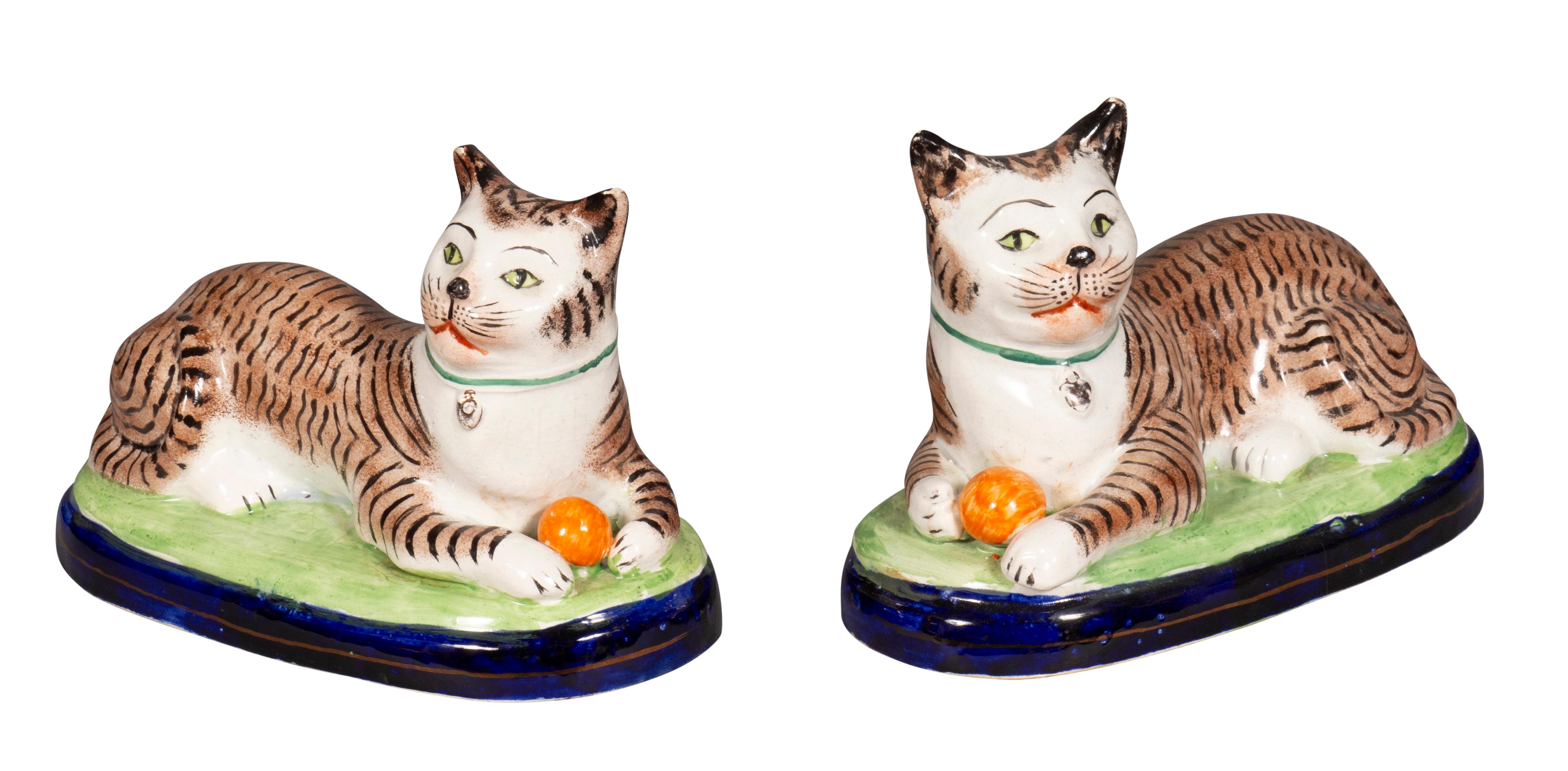 Anglais Paire de chats couchés en poterie du Staffordshire en vente