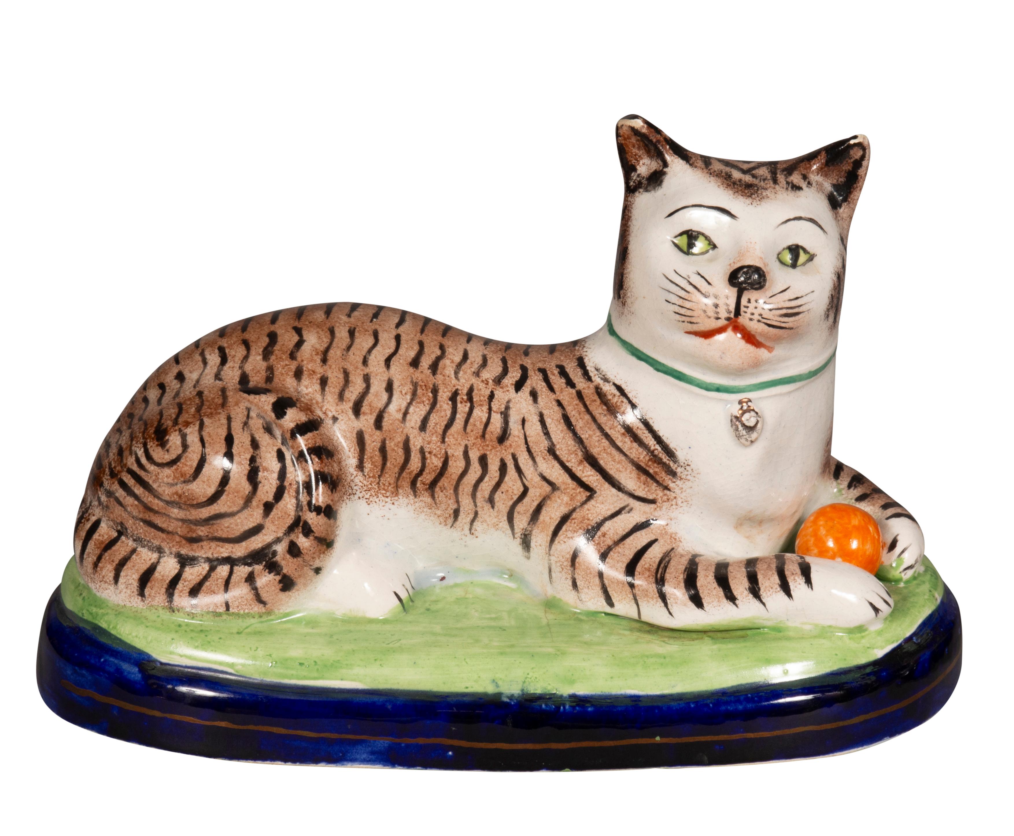 Milieu du XIXe siècle Paire de chats couchés en poterie du Staffordshire en vente