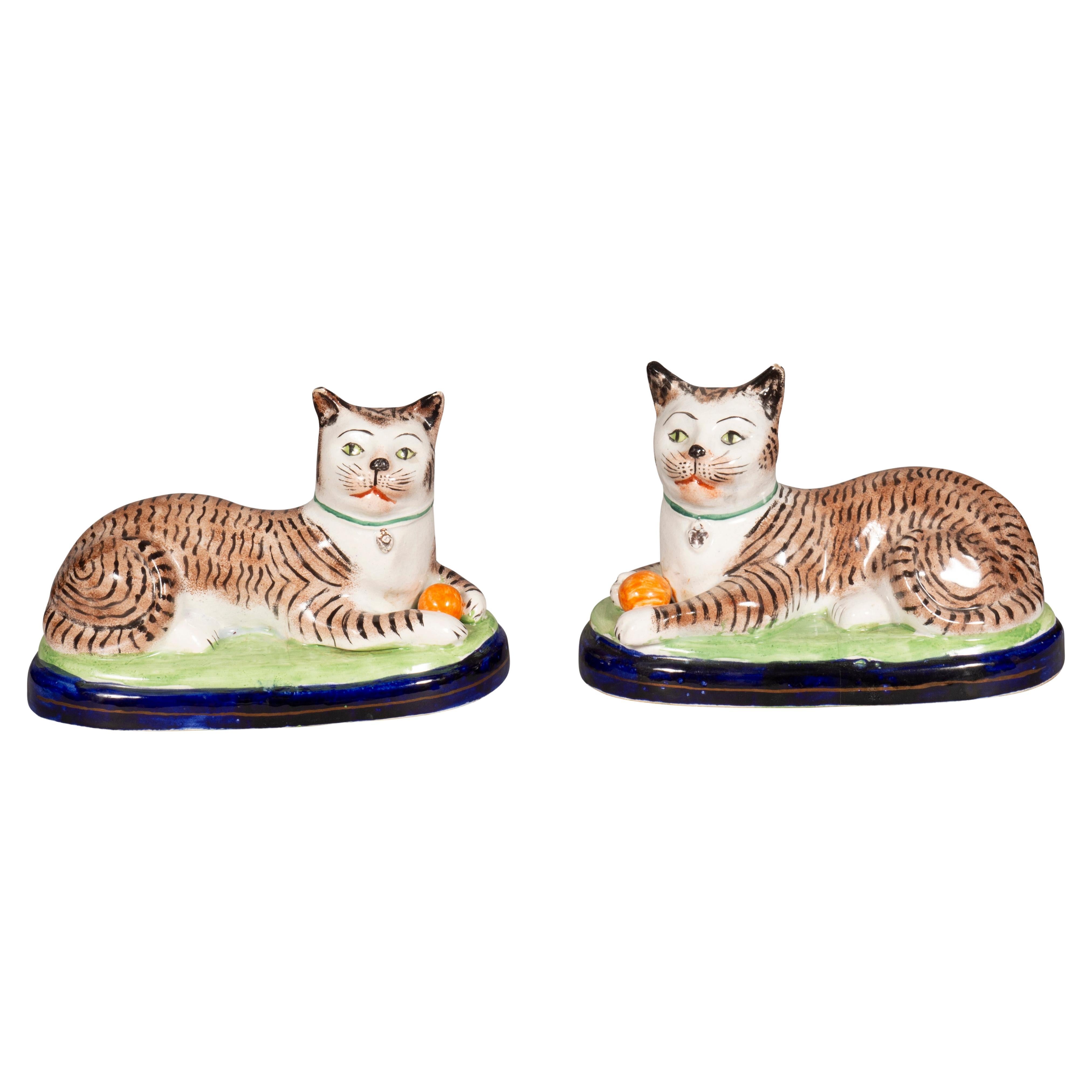 Paire de chats couchés en poterie du Staffordshire en vente