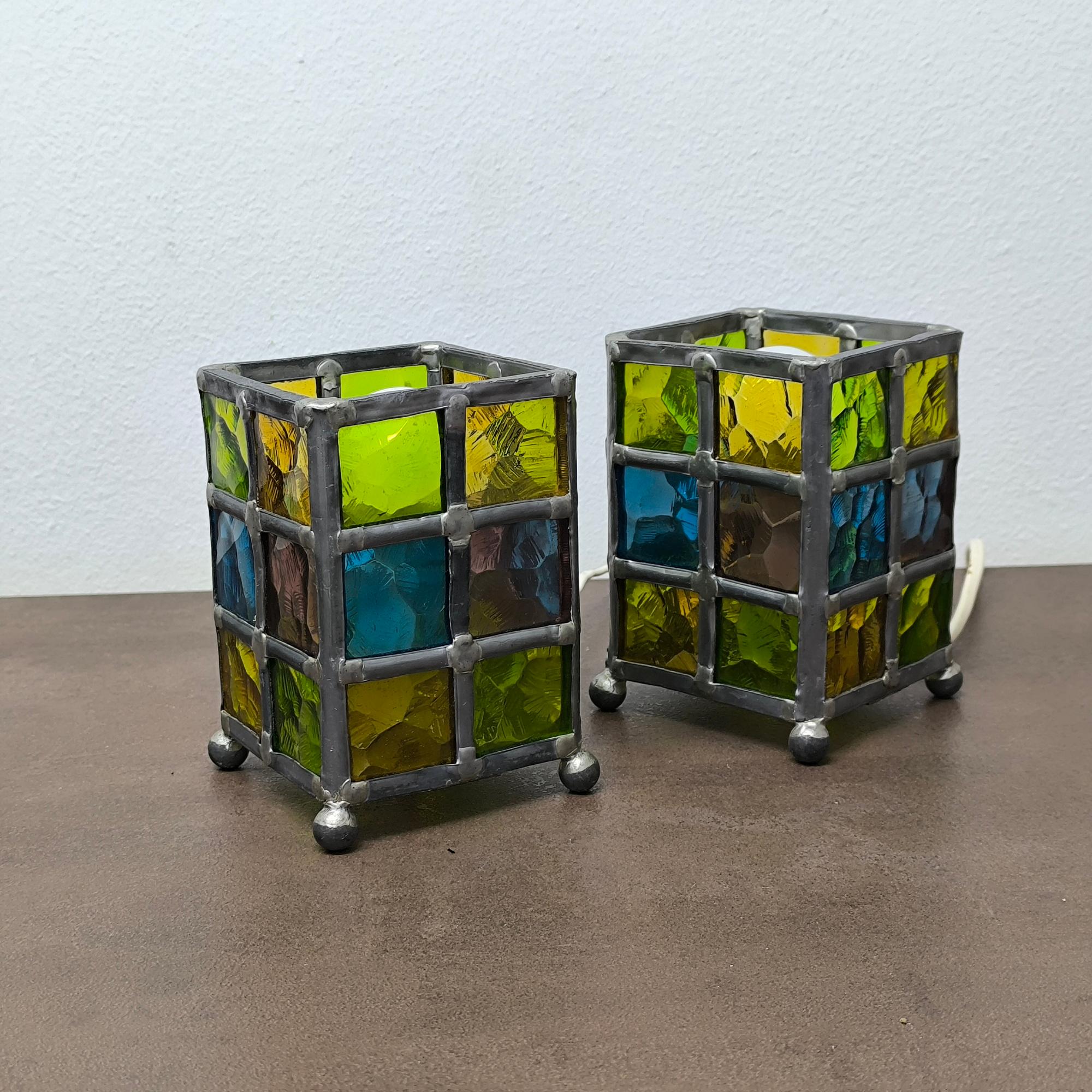 Pair of Stained Glass Lamps in Quadrangular Prism Form, Midcentury Modern For Sale 3