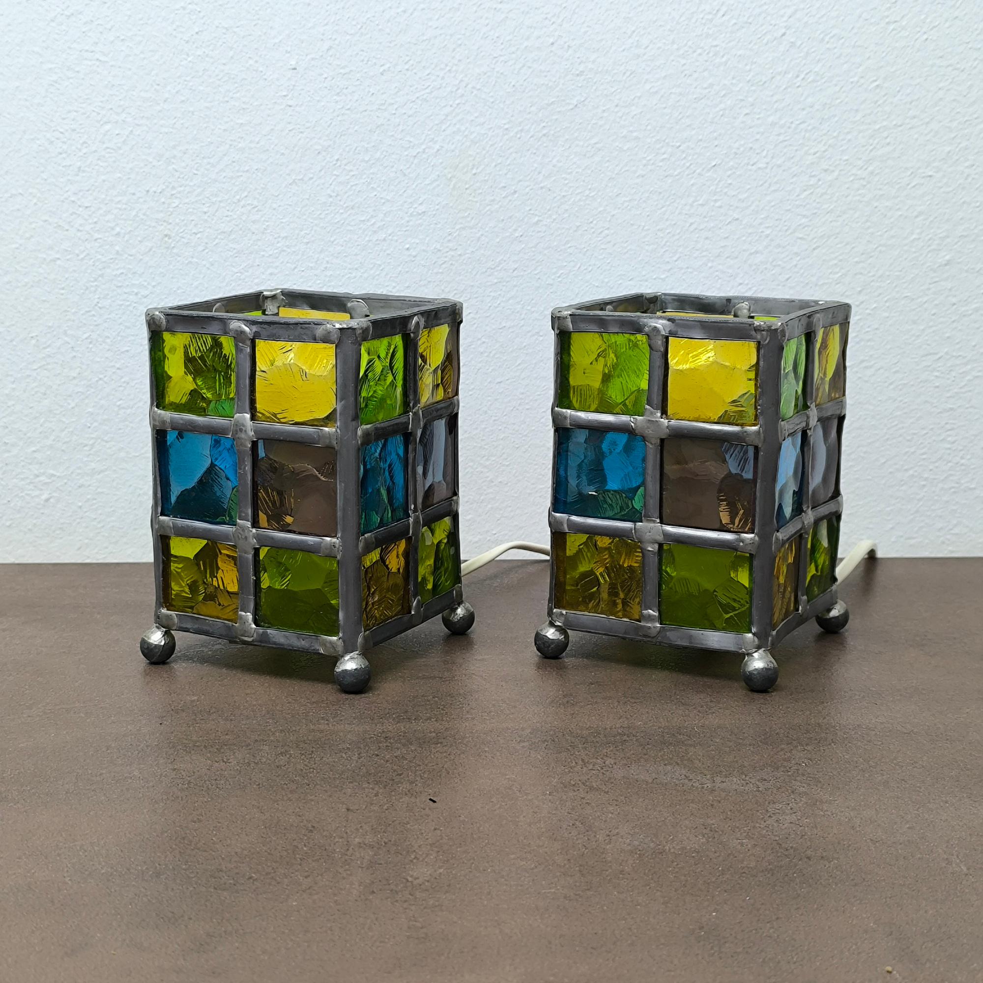 Pair of Stained Glass Lamps in Quadrangular Prism Form, Midcentury Modern For Sale 1