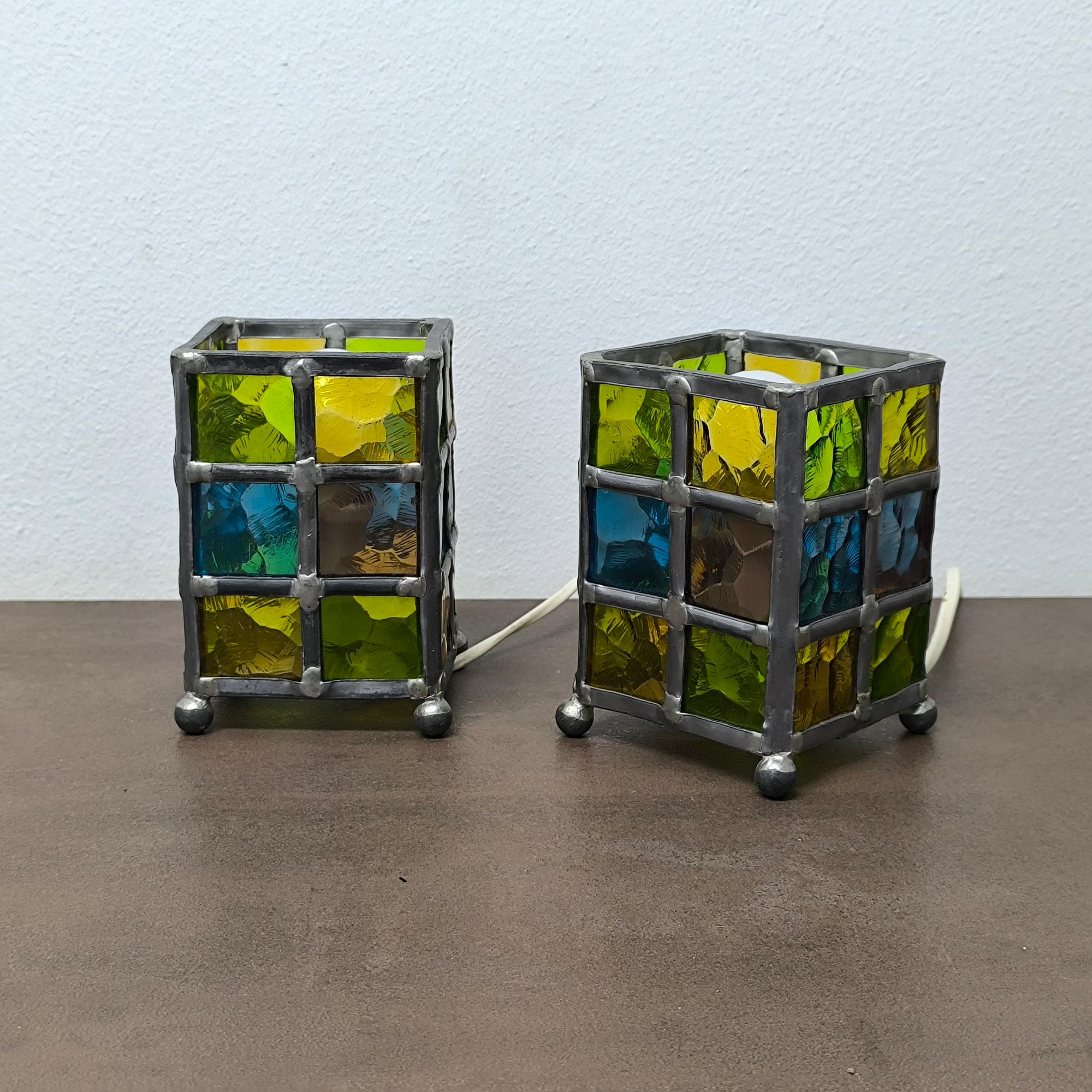 Pair of Stained Glass Lamps in Quadrangular Prism Form, Midcentury Modern For Sale 2