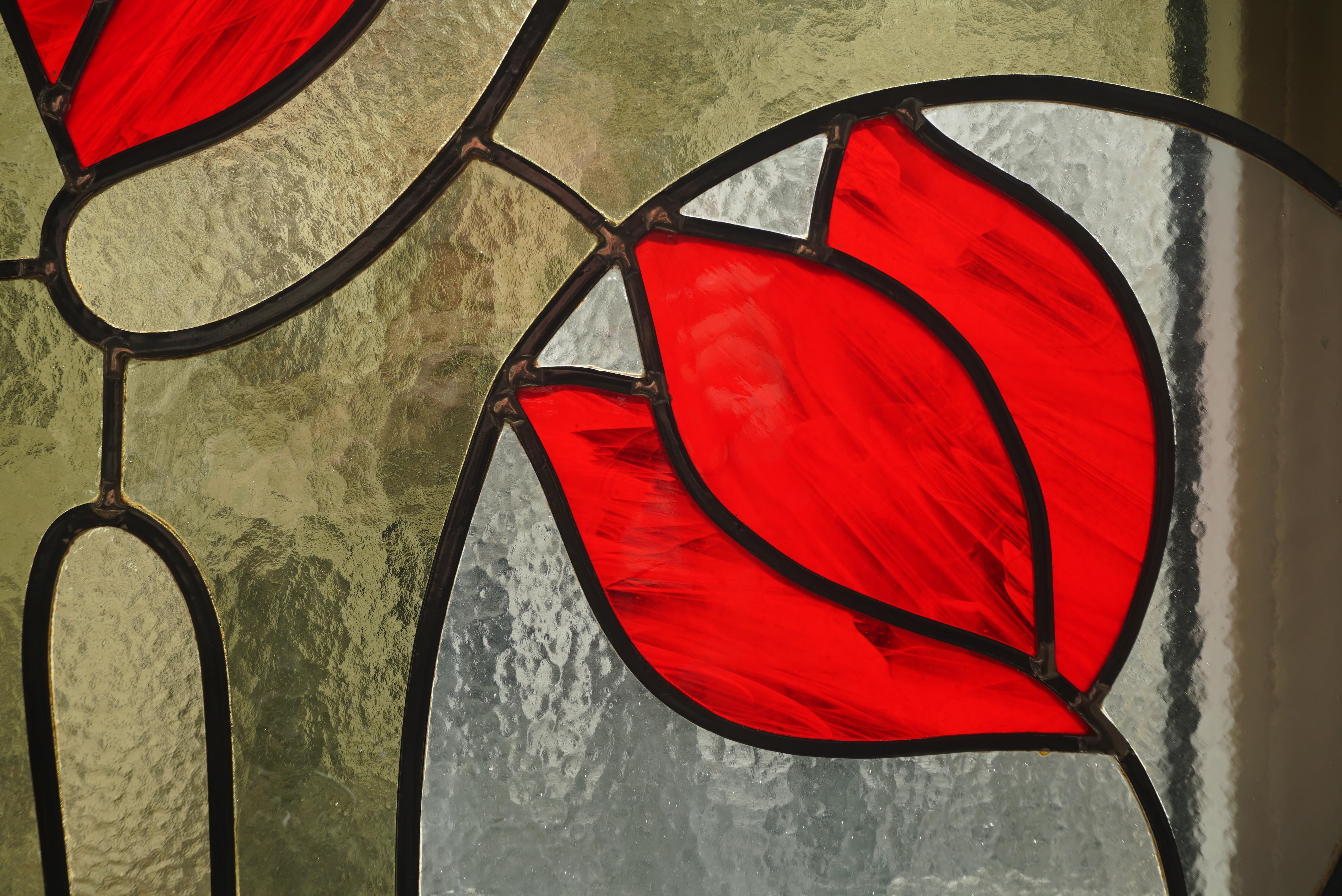 Pair of Stained Glass Window Panels with Red Tulips In Good Condition For Sale In Antwerp, BE