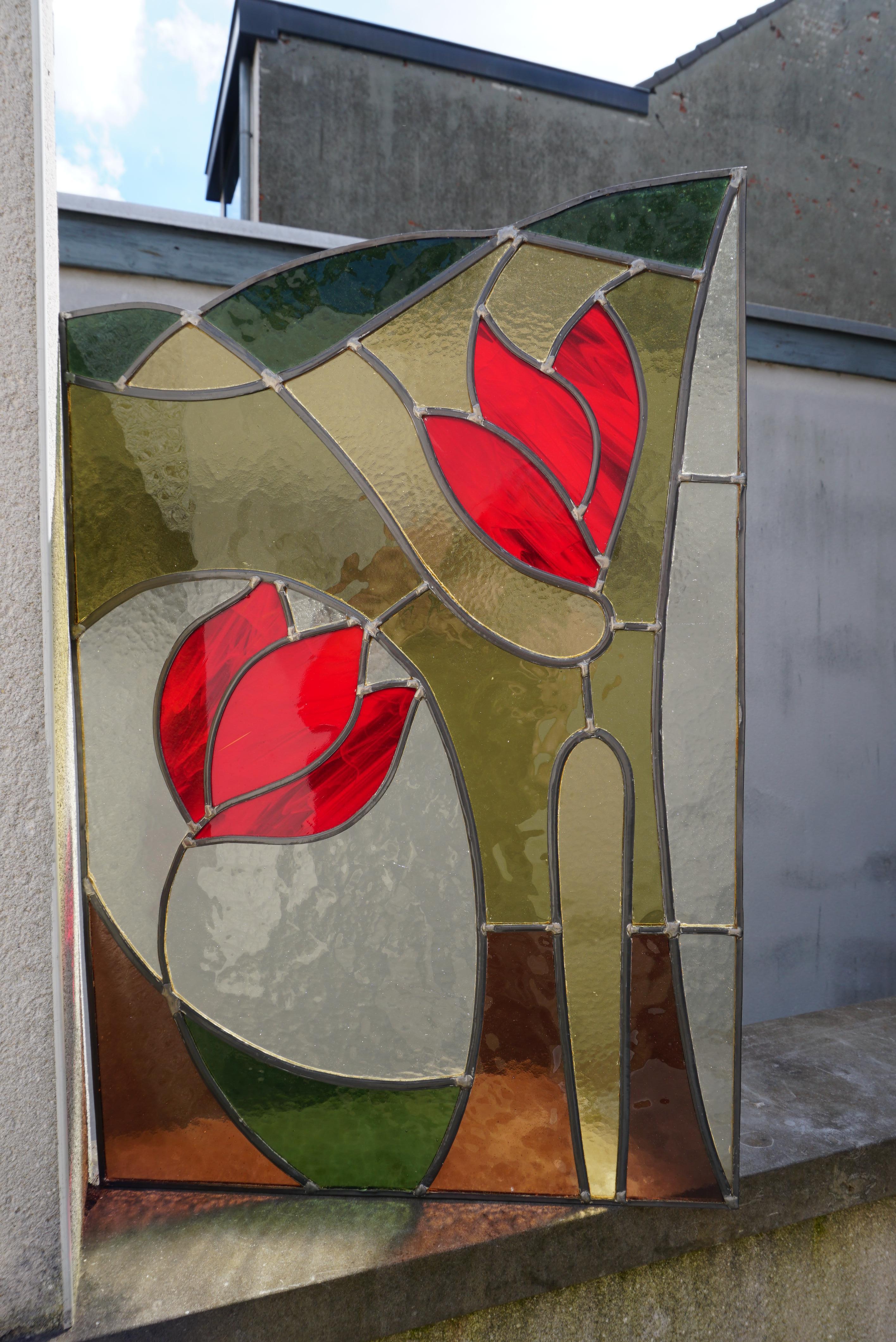 20th Century Pair of Stained Glass Window Panels with Red Tulips For Sale