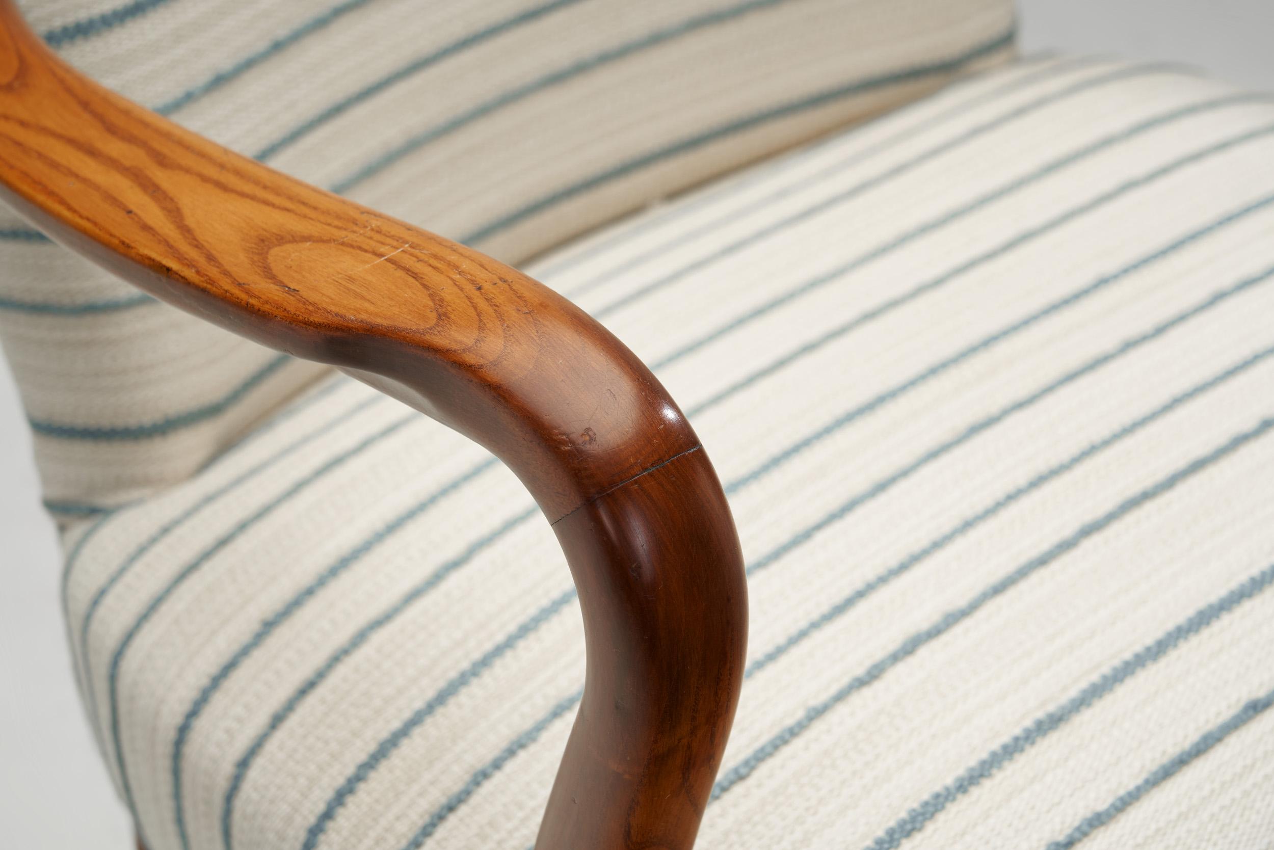 Coppia di poltrone in Oak macchiato, Europa, 1940 ca. in vendita 5