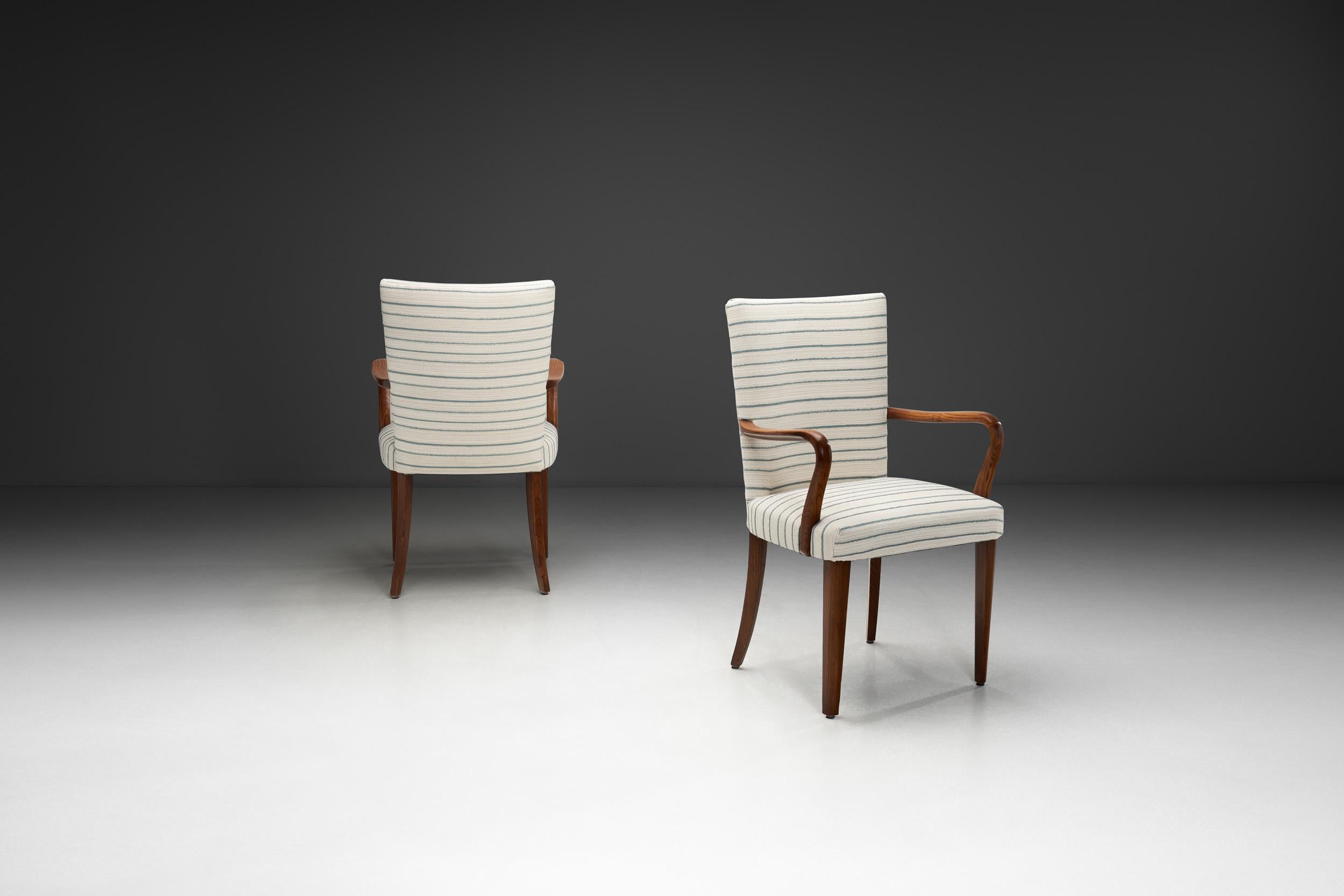 Metà XX secolo Coppia di poltrone in Oak macchiato, Europa, 1940 ca. in vendita