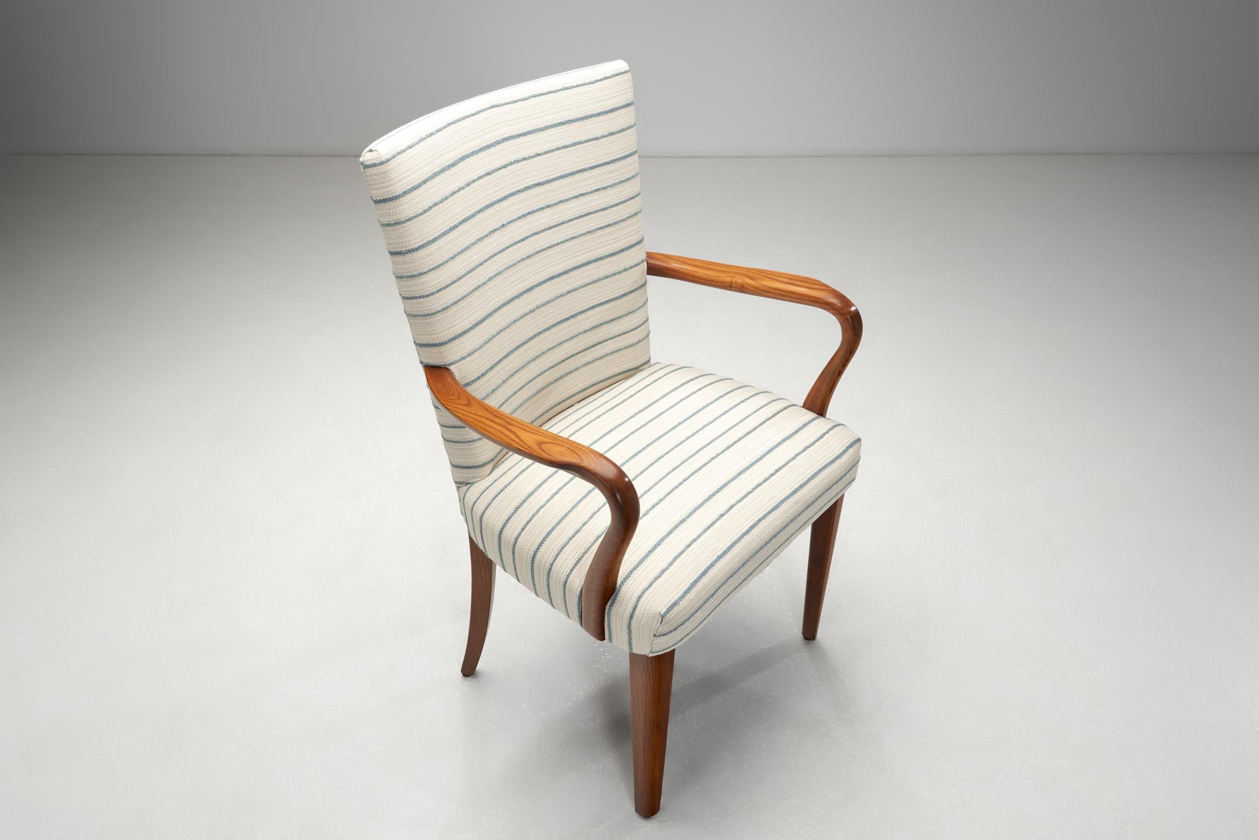 Tessuto Coppia di poltrone in Oak macchiato, Europa, 1940 ca. in vendita