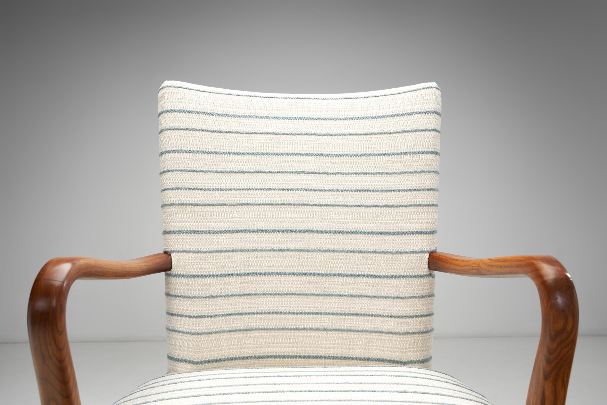 Coppia di poltrone in Oak macchiato, Europa, 1940 ca. in vendita 3