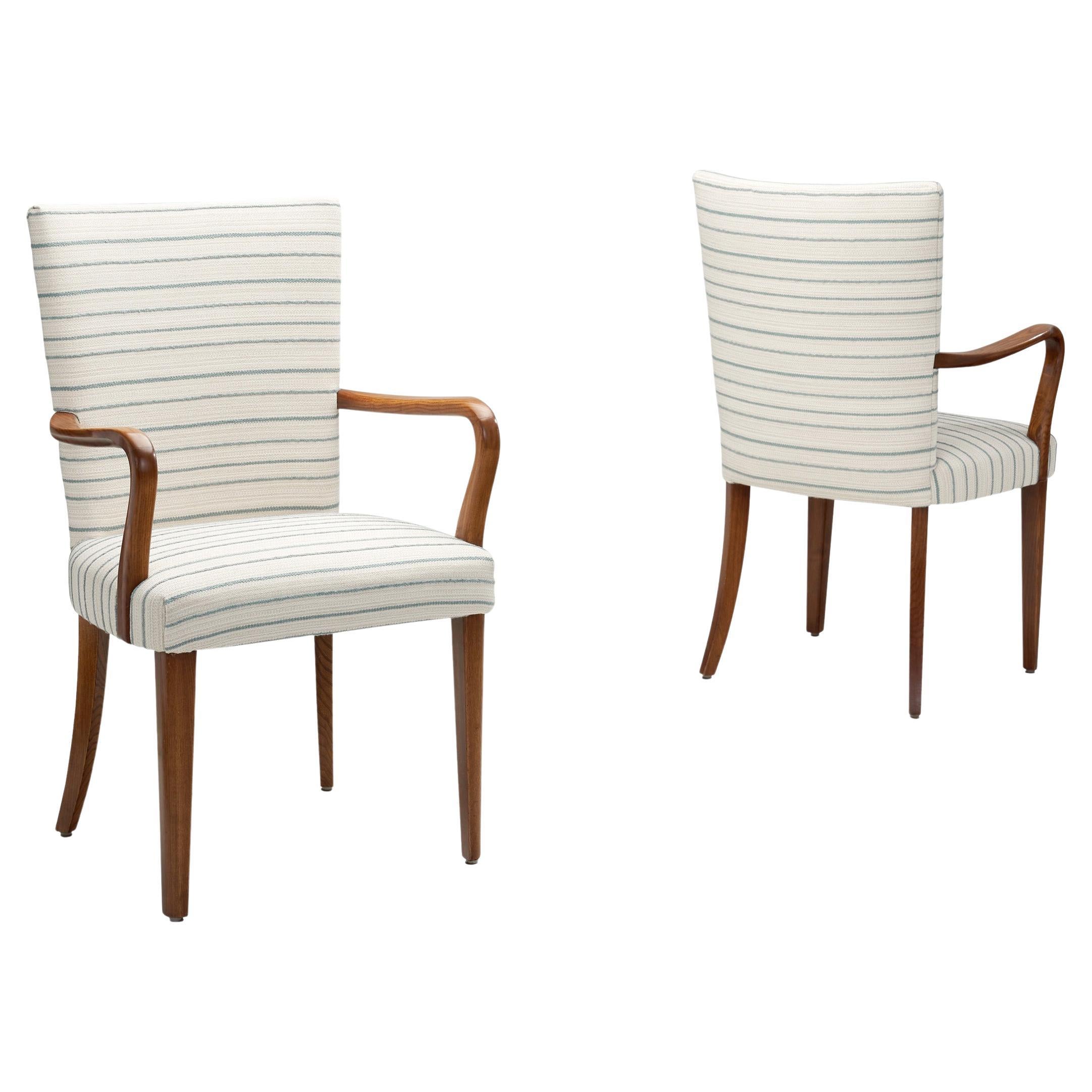 Pareja de Sillones de Roble Teñido, Europa ca 1940s