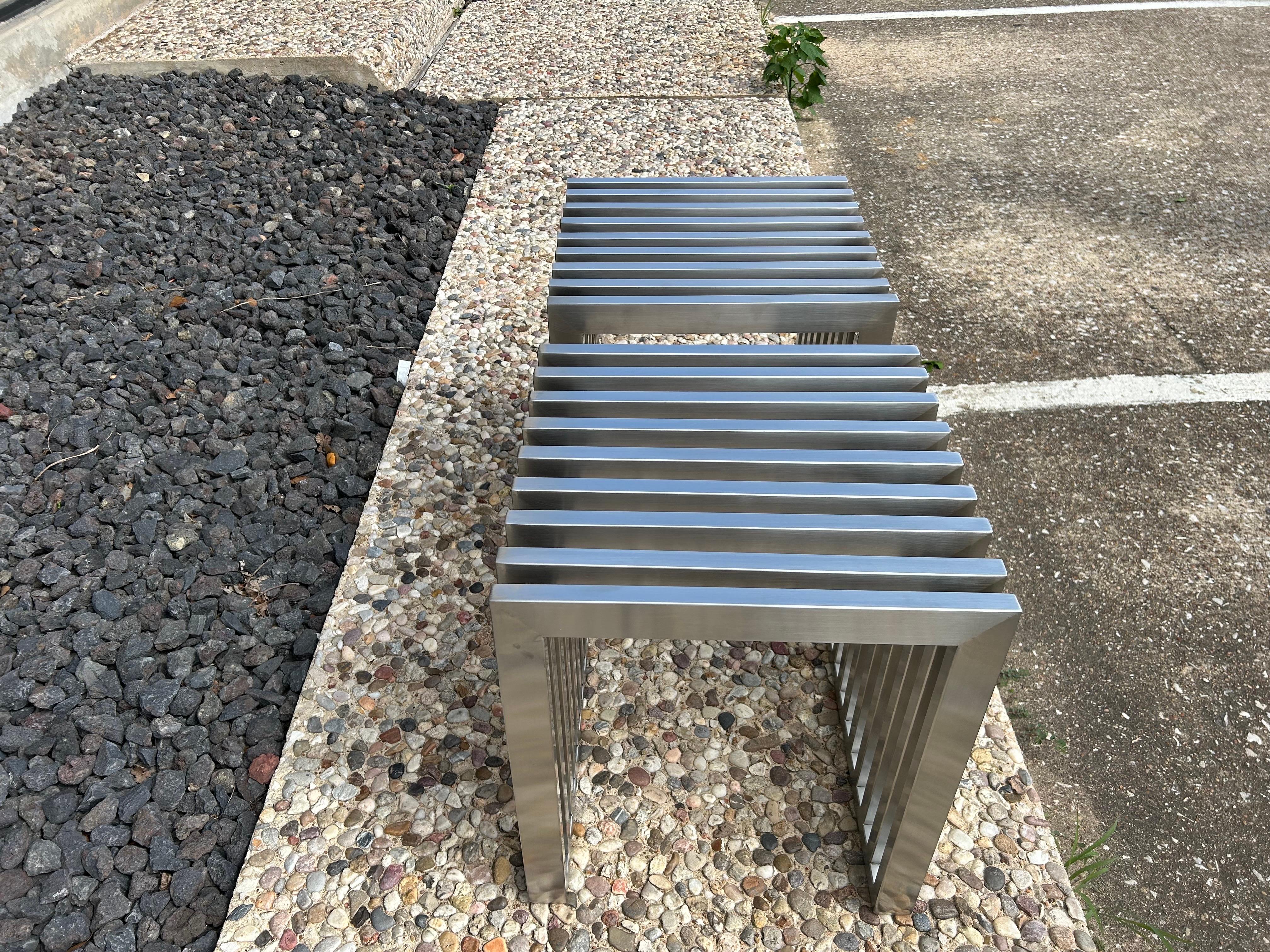 Paire de bancs ou tables en acier inoxydable en vente 3