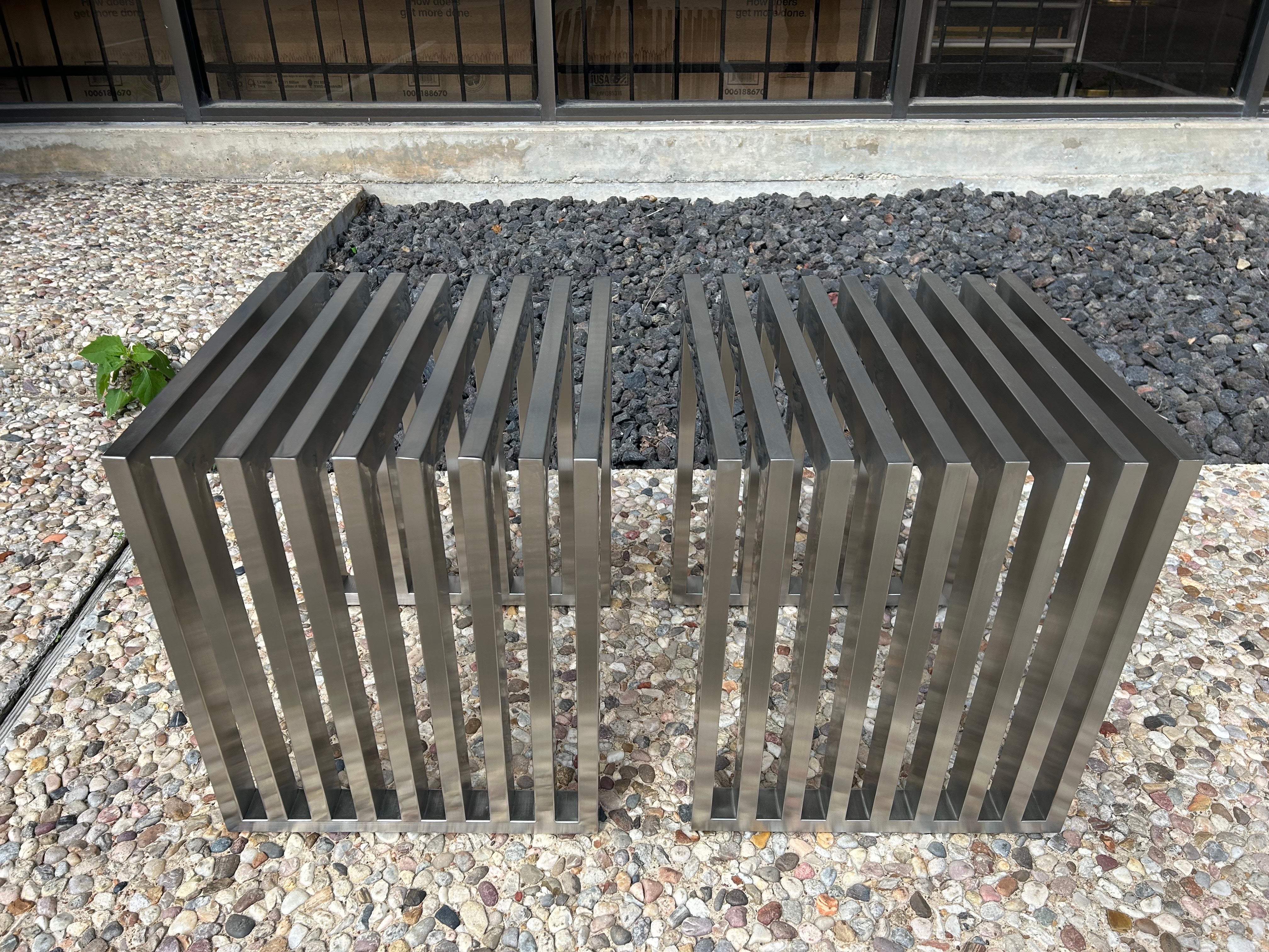 Paire de bancs ou tables en acier inoxydable.
Cette paire de bancs ou de tables en acier inoxydable est très élégante.
Ces bancs polyvalents ont une touche architecturale et sont fonctionnels en tant que tables ou bancs, car ils sont extrêmement