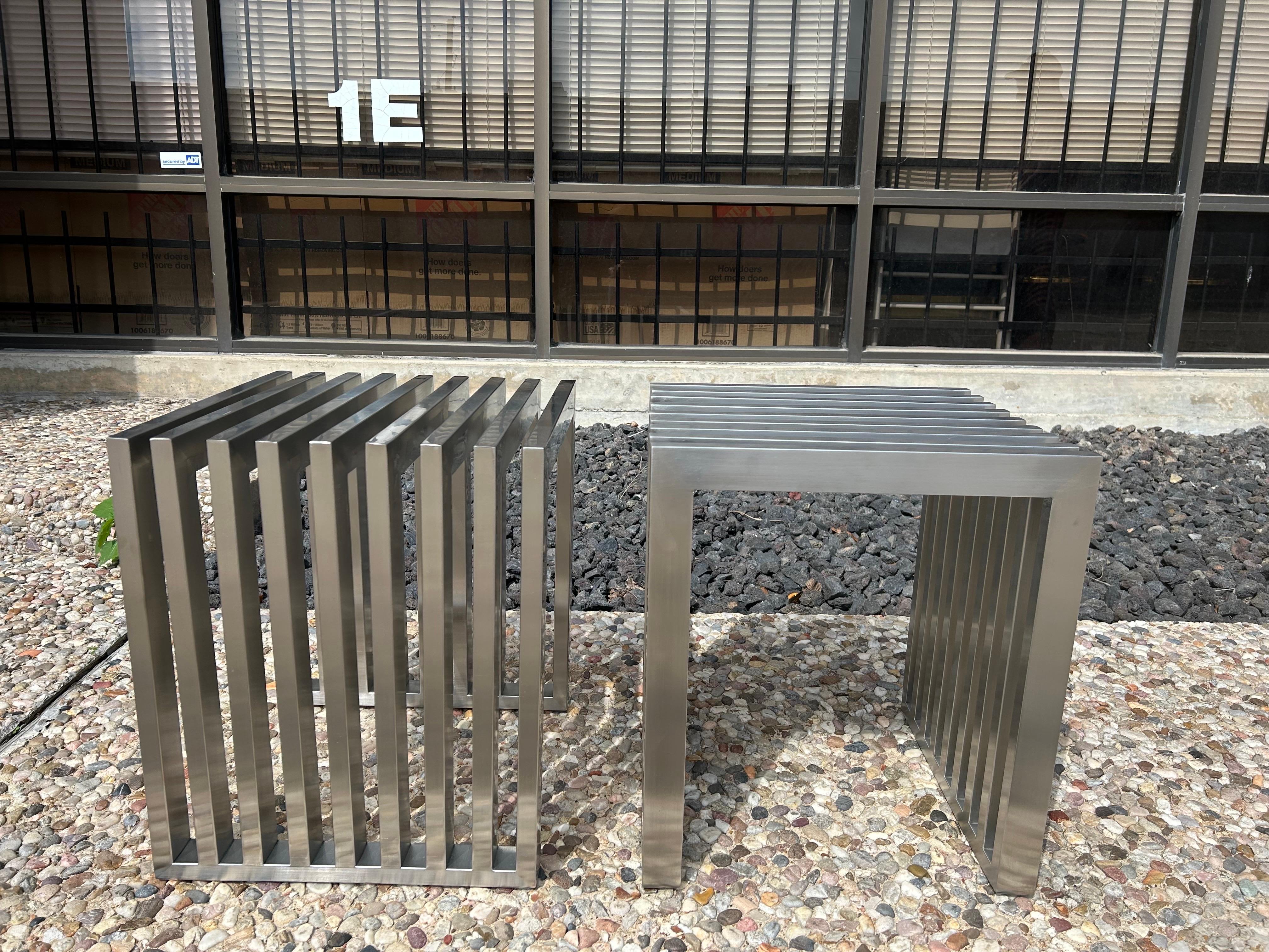 Inconnu Paire de bancs ou tables en acier inoxydable en vente