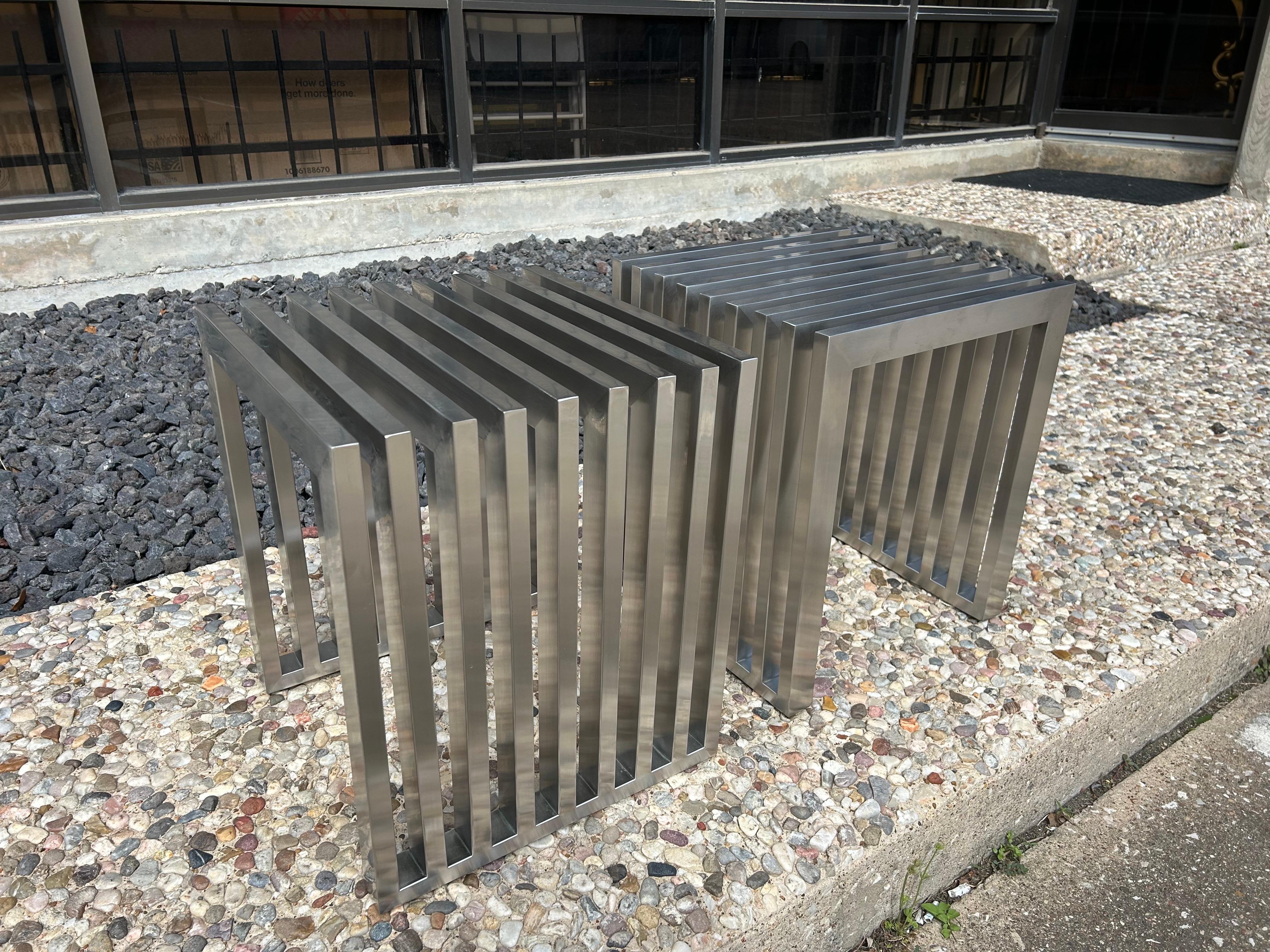 Paire de bancs ou tables en acier inoxydable Bon état - En vente à Houston, TX
