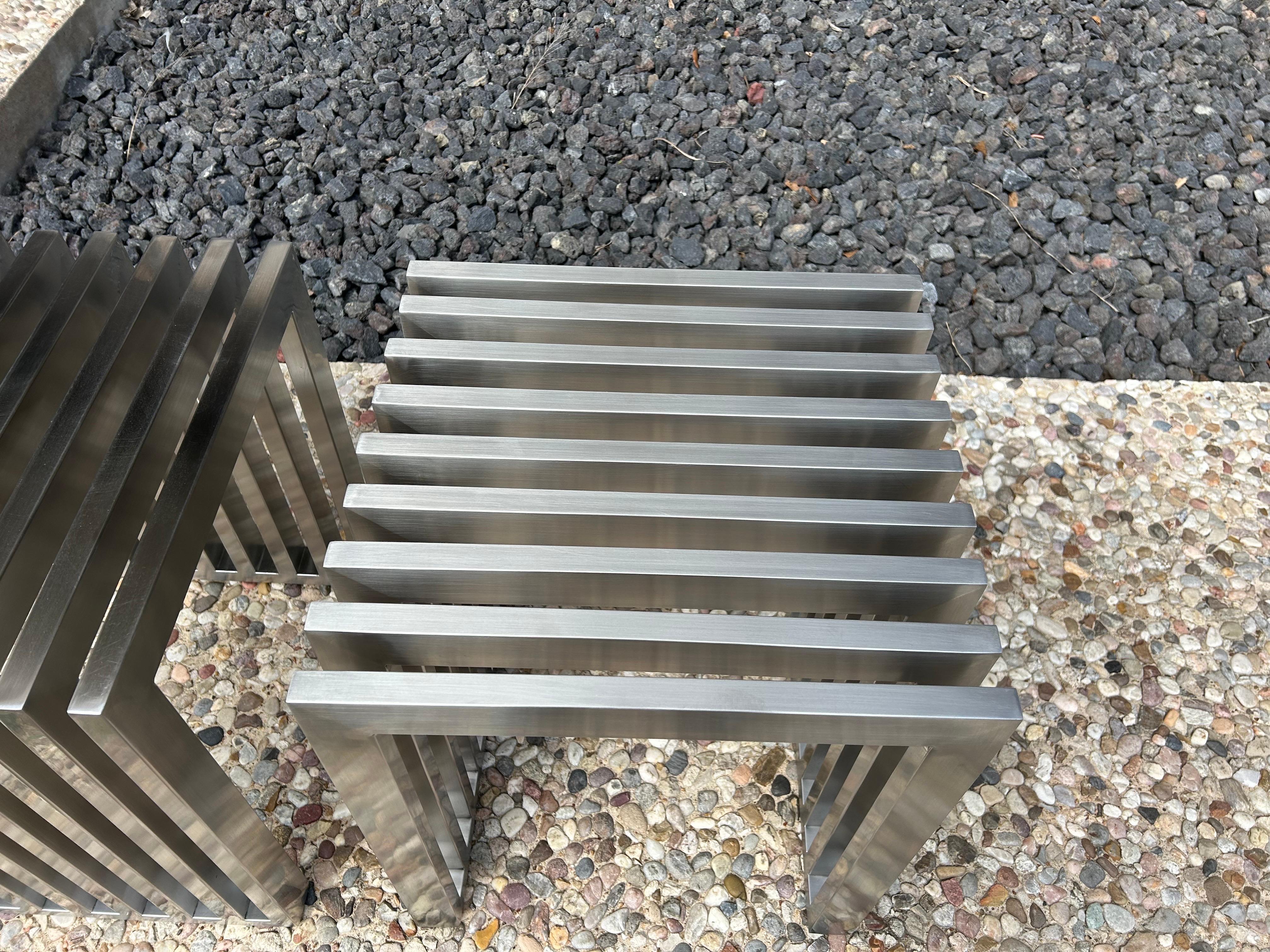 Acier inoxydable Paire de bancs ou tables en acier inoxydable en vente