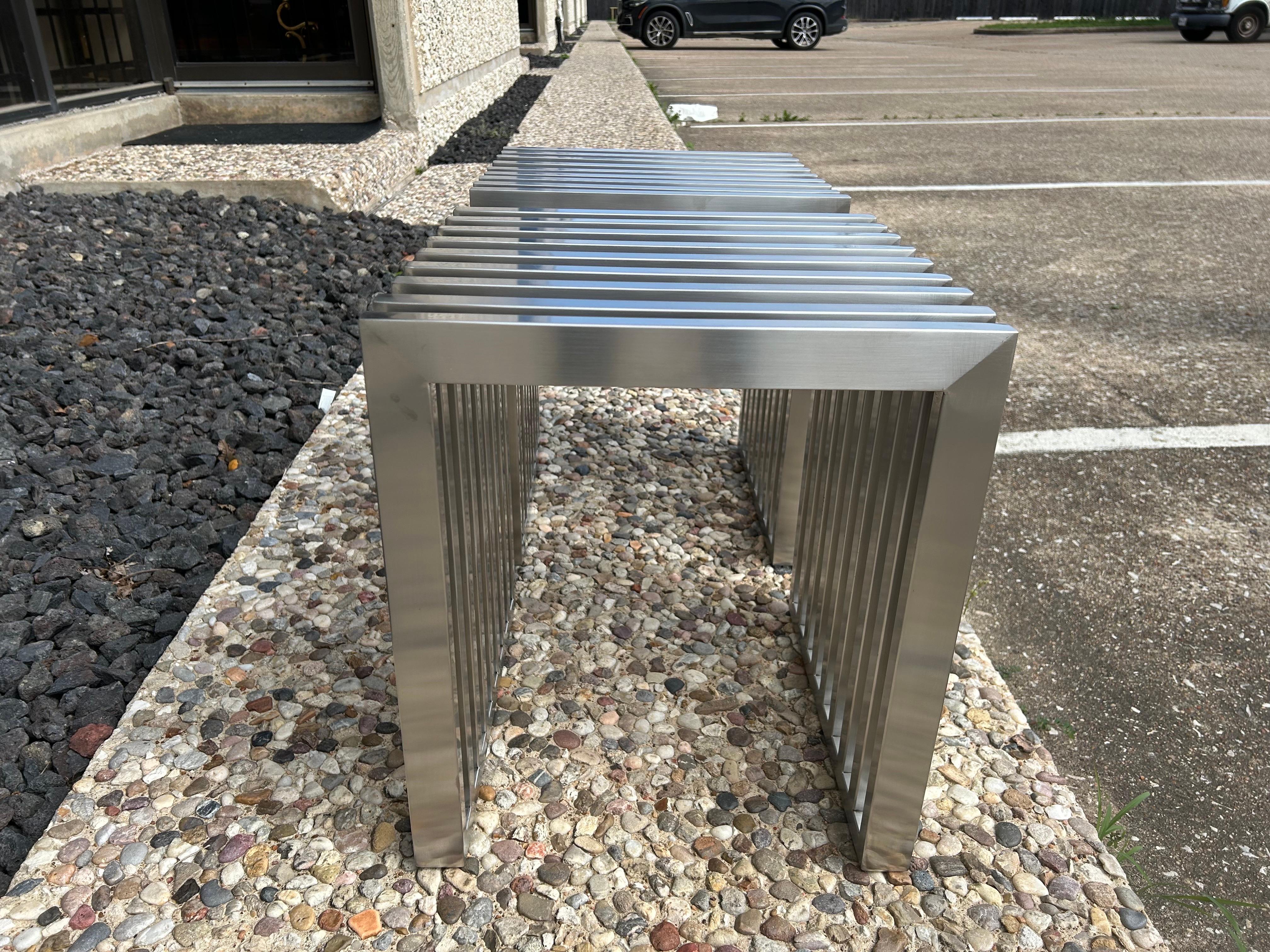 Paire de bancs ou tables en acier inoxydable en vente 1