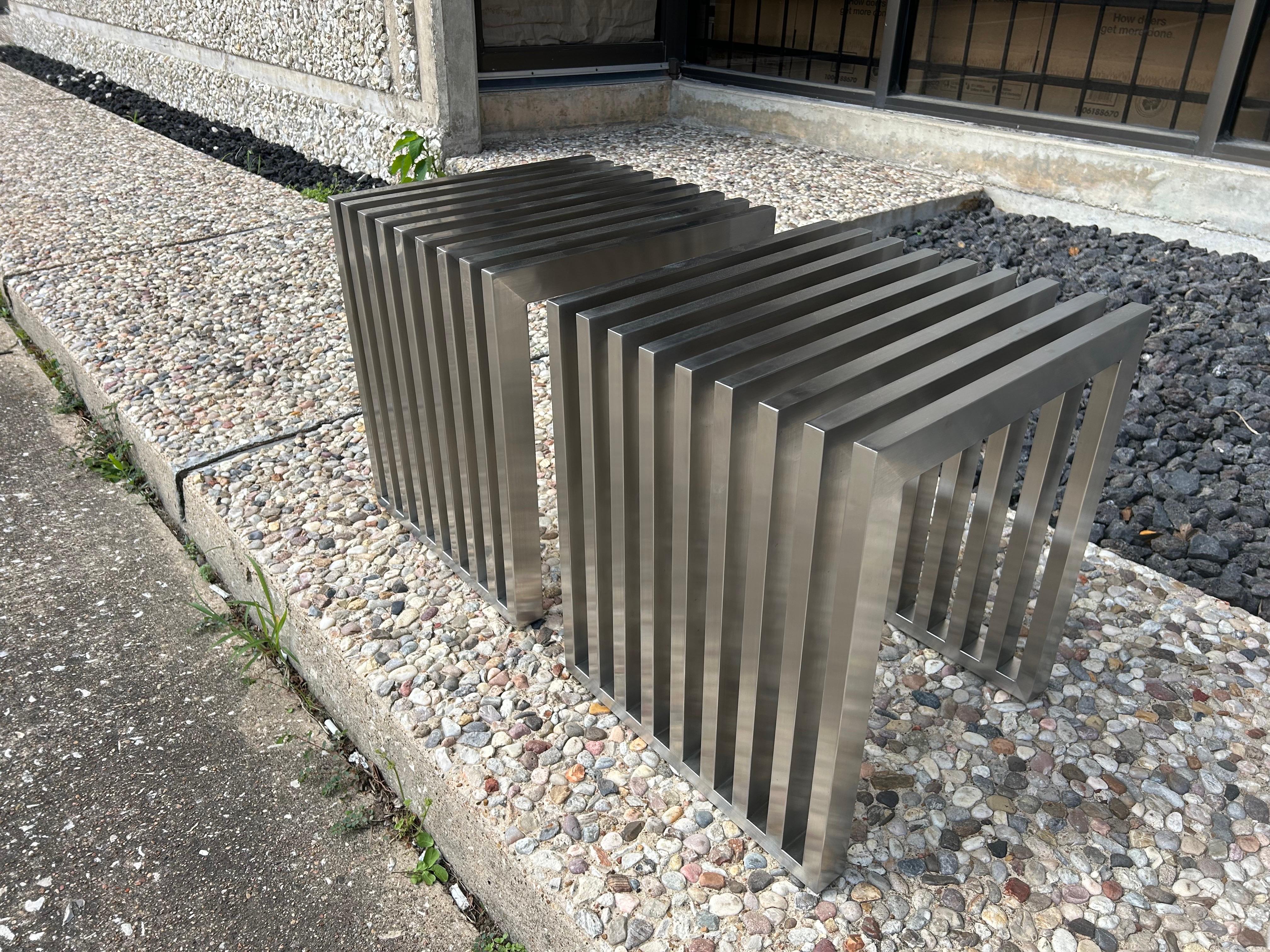 Paire de bancs ou tables en acier inoxydable en vente 2