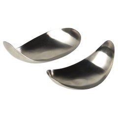 Coppia di  piatti o vassoi tascabili in acciaio inossidabile, editi da Georg Jensen