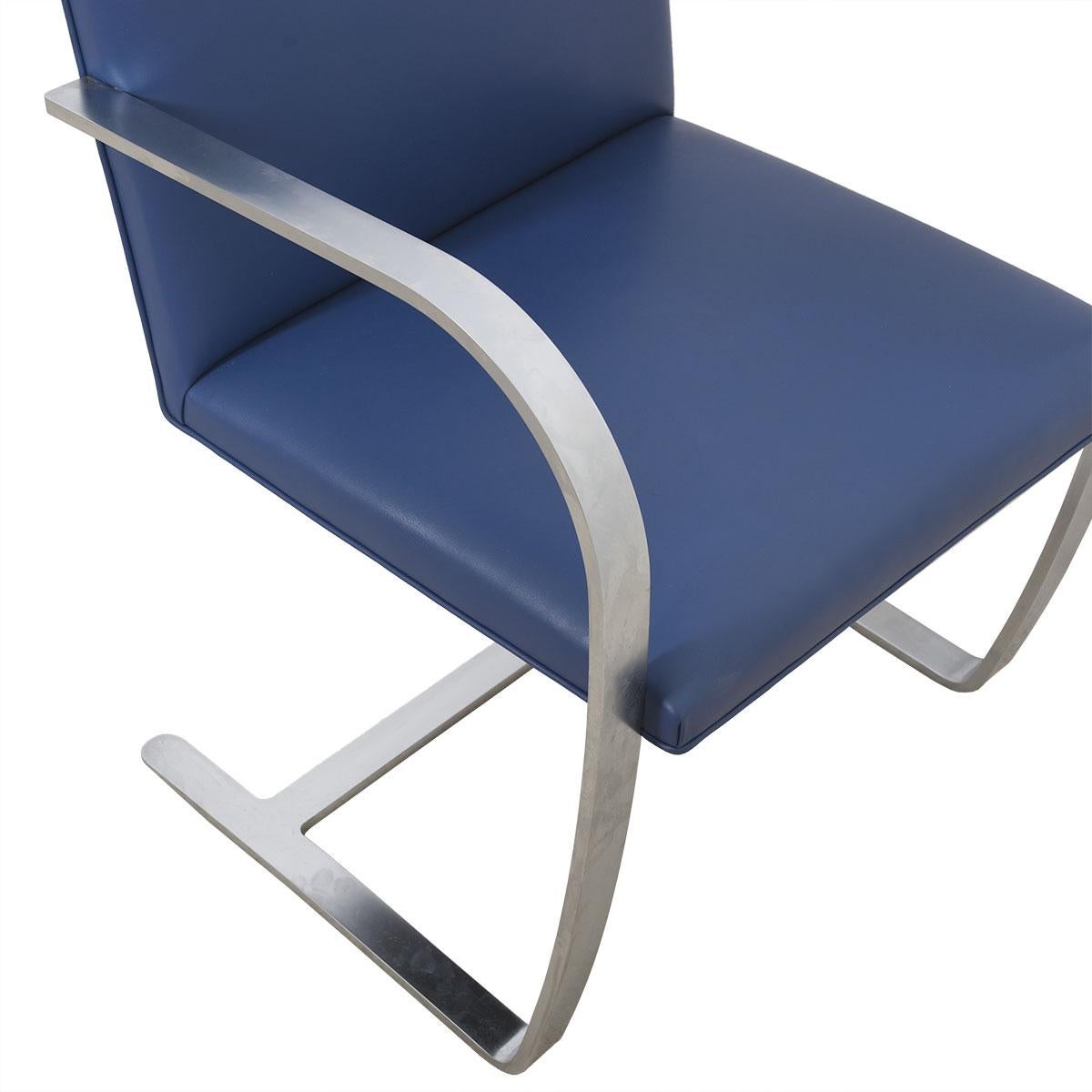 Paar flache Brünner Barstühle aus Edelstahl mit Cadet-Blauer Lederpolsterung im Zustand „Gut“ im Angebot in Kensington, MD