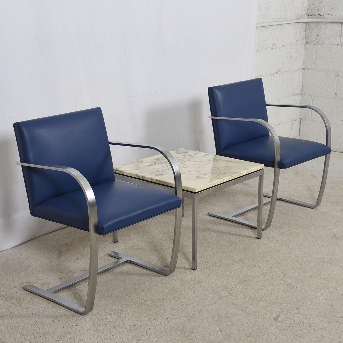 Paar flache Brünner Barstühle aus Edelstahl mit Cadet-Blauer Lederpolsterung (Polster) im Angebot